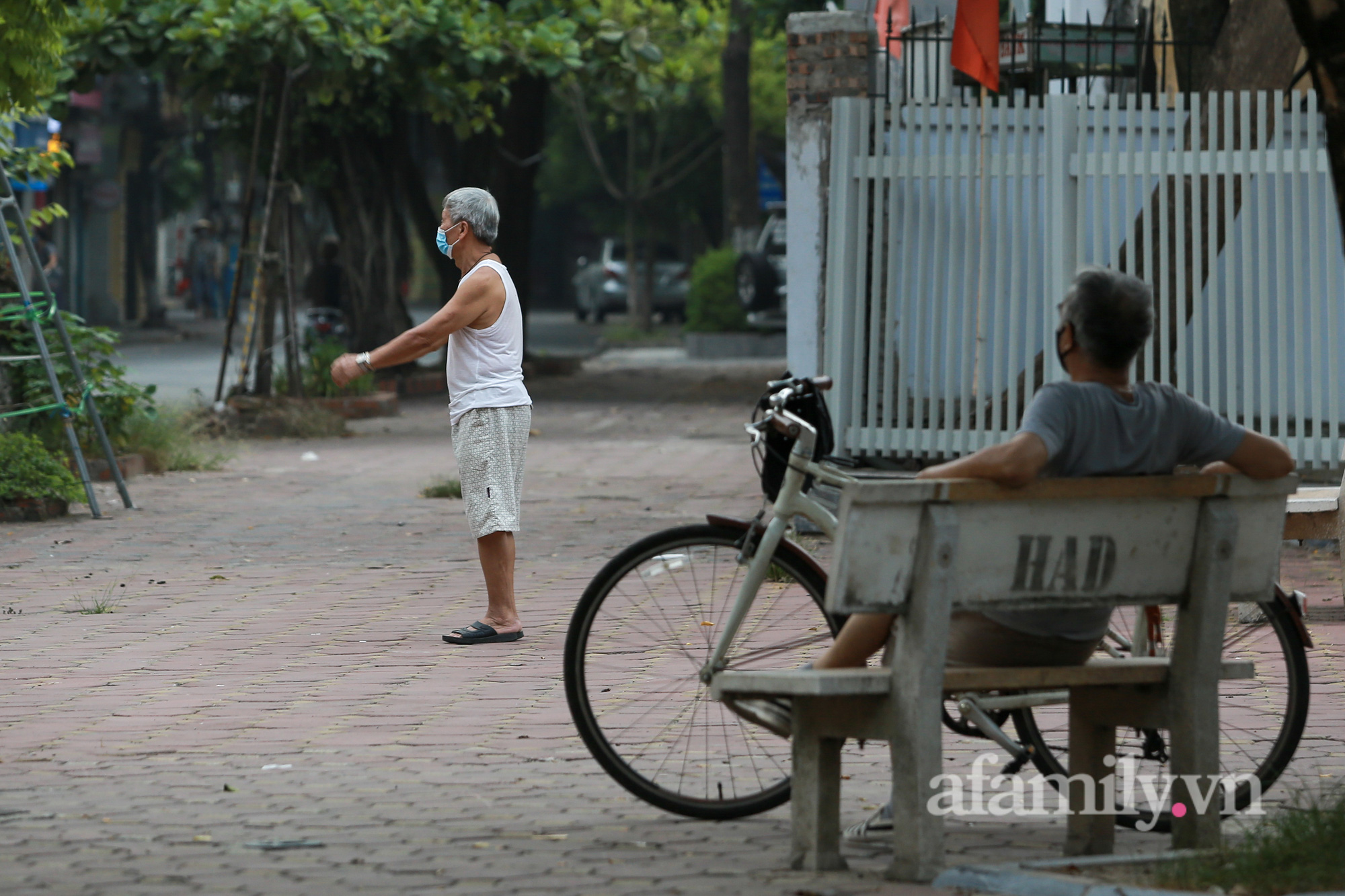 Hà Nội ngày thứ 17 giãn cách xã hội, nhiều người dân vẫn ra đường tập thể dục buổi sáng, có người treo quả bí đỏ trước xe để đạp xe đạp - Ảnh 9.