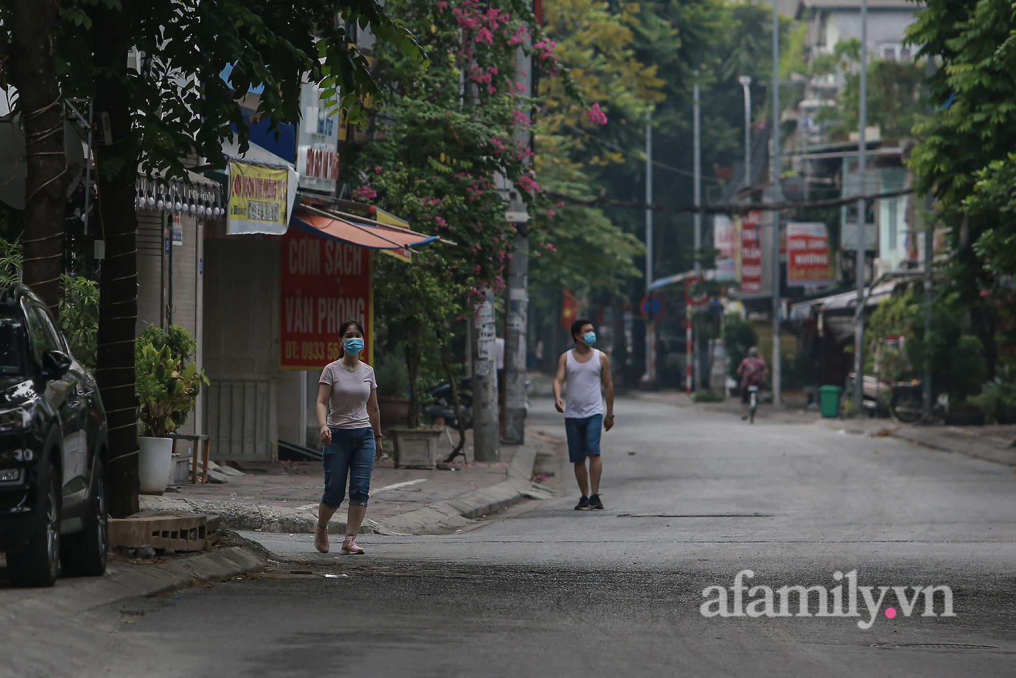 Hà Nội ngày thứ 17 giãn cách xã hội, nhiều người dân vẫn ra đường tập thể dục buổi sáng, có người treo quả bí đỏ trước xe để đạp xe đạp - Ảnh 4.