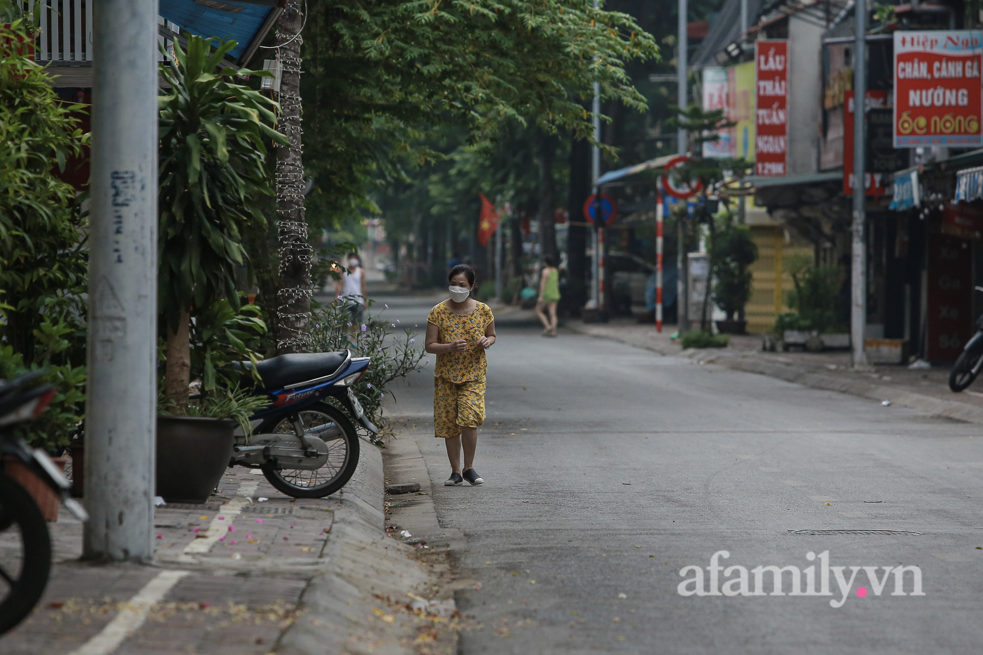 Hà Nội ngày thứ 17 giãn cách xã hội, nhiều người dân vẫn ra đường tập thể dục buổi sáng, có người treo quả bí đỏ trước xe để đạp xe đạp - Ảnh 5.