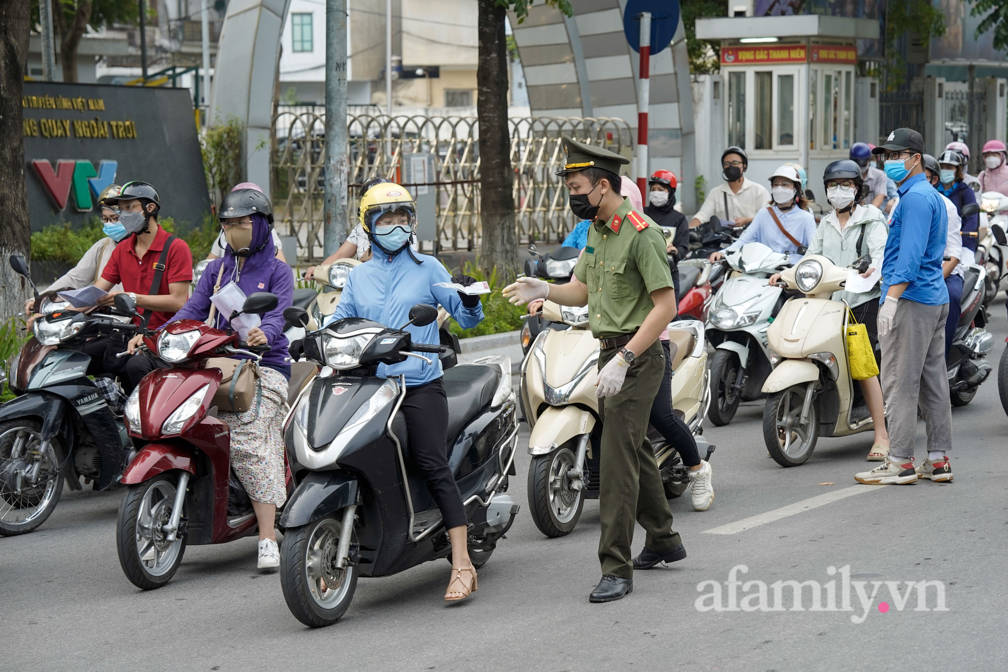 Hà Nội: Ùn ứ phương tiện tại chốt kiểm soát ngày đầu siết chặt lý do ra đường - Ảnh 13.