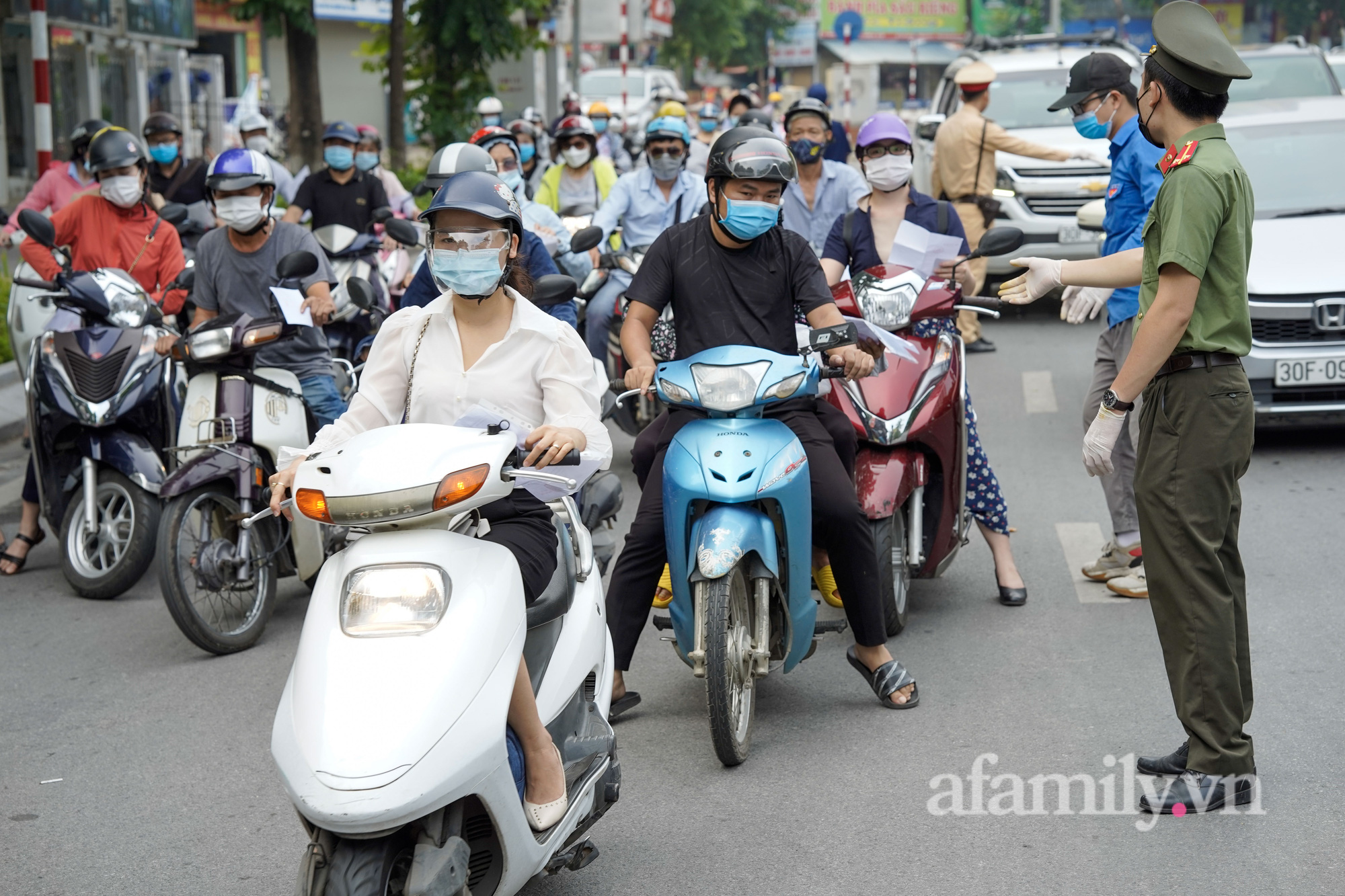 Hà Nội: Ùn ứ phương tiện tại chốt kiểm soát ngày đầu siết chặt lý do ra đường - Ảnh 14.