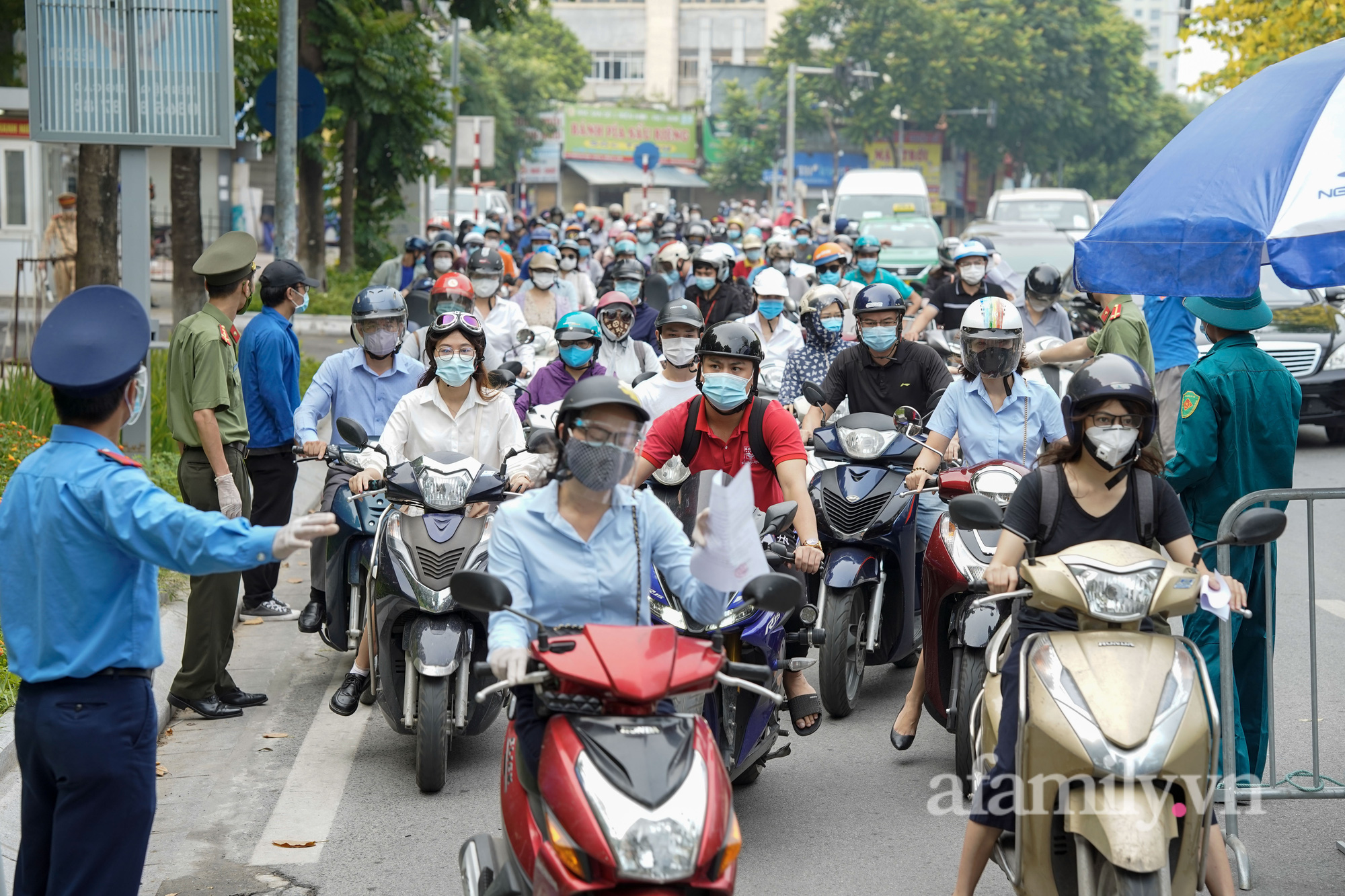 Hà Nội: Ùn ứ phương tiện tại chốt kiểm soát ngày đầu siết chặt lý do ra đường - Ảnh 1.