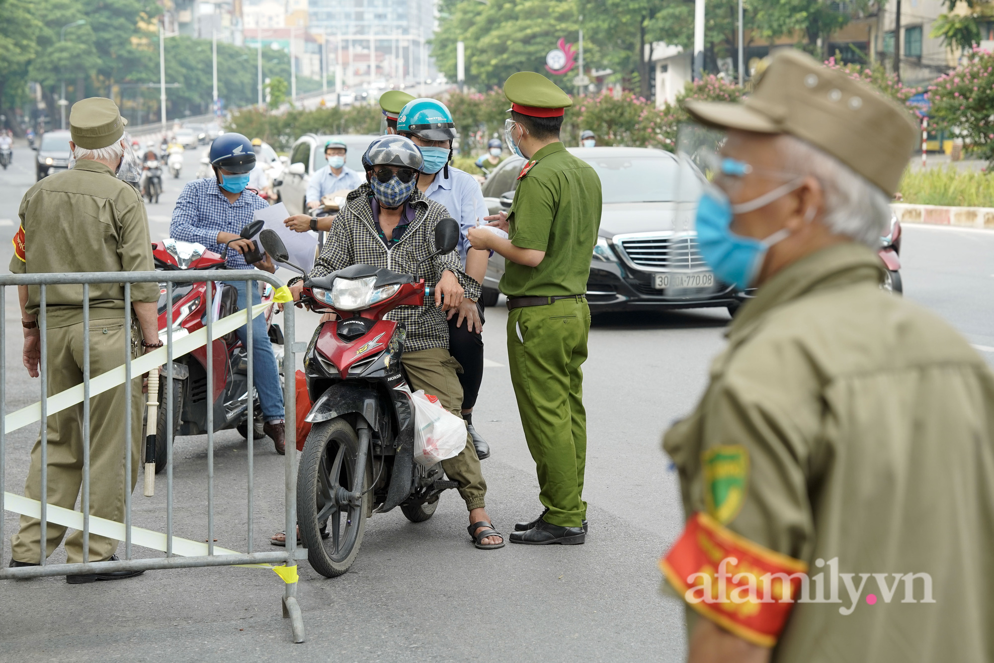 Hà Nội: Ùn ứ phương tiện tại chốt kiểm soát ngày đầu siết chặt lý do ra đường - Ảnh 2.