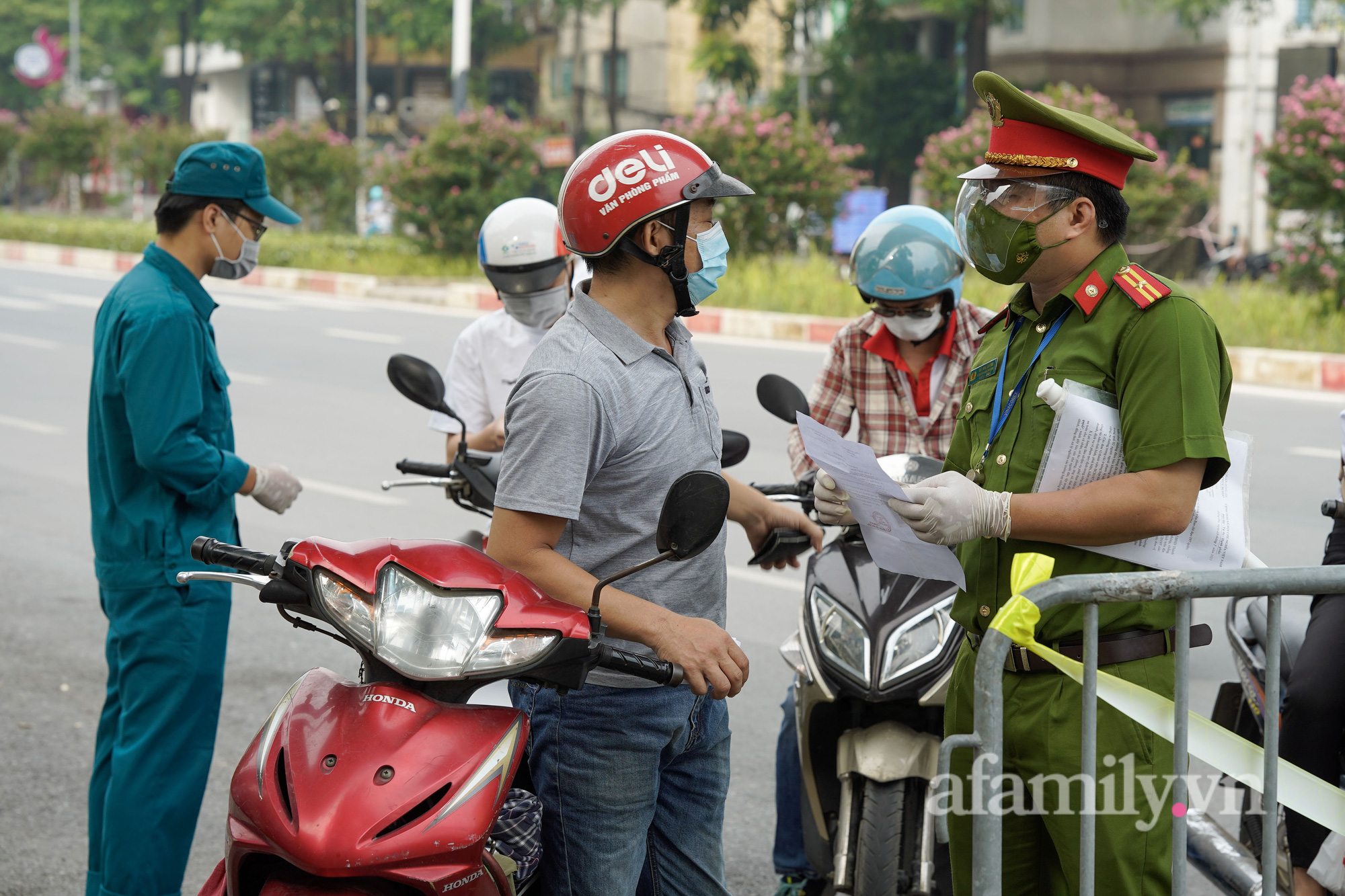 Hà Nội: Ùn ứ phương tiện tại chốt kiểm soát ngày đầu siết chặt lý do ra đường - Ảnh 4.