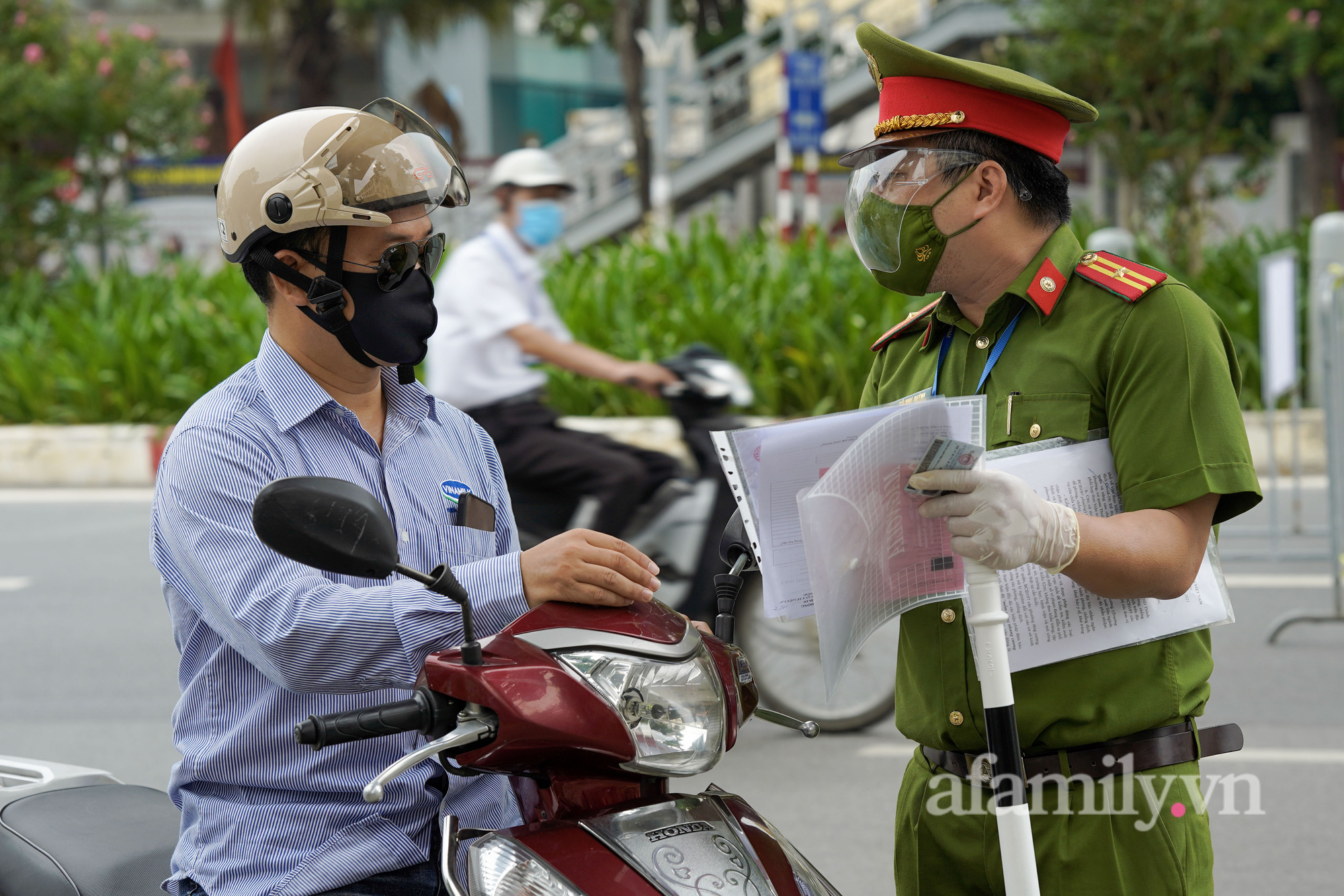 Hà Nội: Ùn ứ phương tiện tại chốt kiểm soát ngày đầu siết chặt lý do ra đường - Ảnh 7.