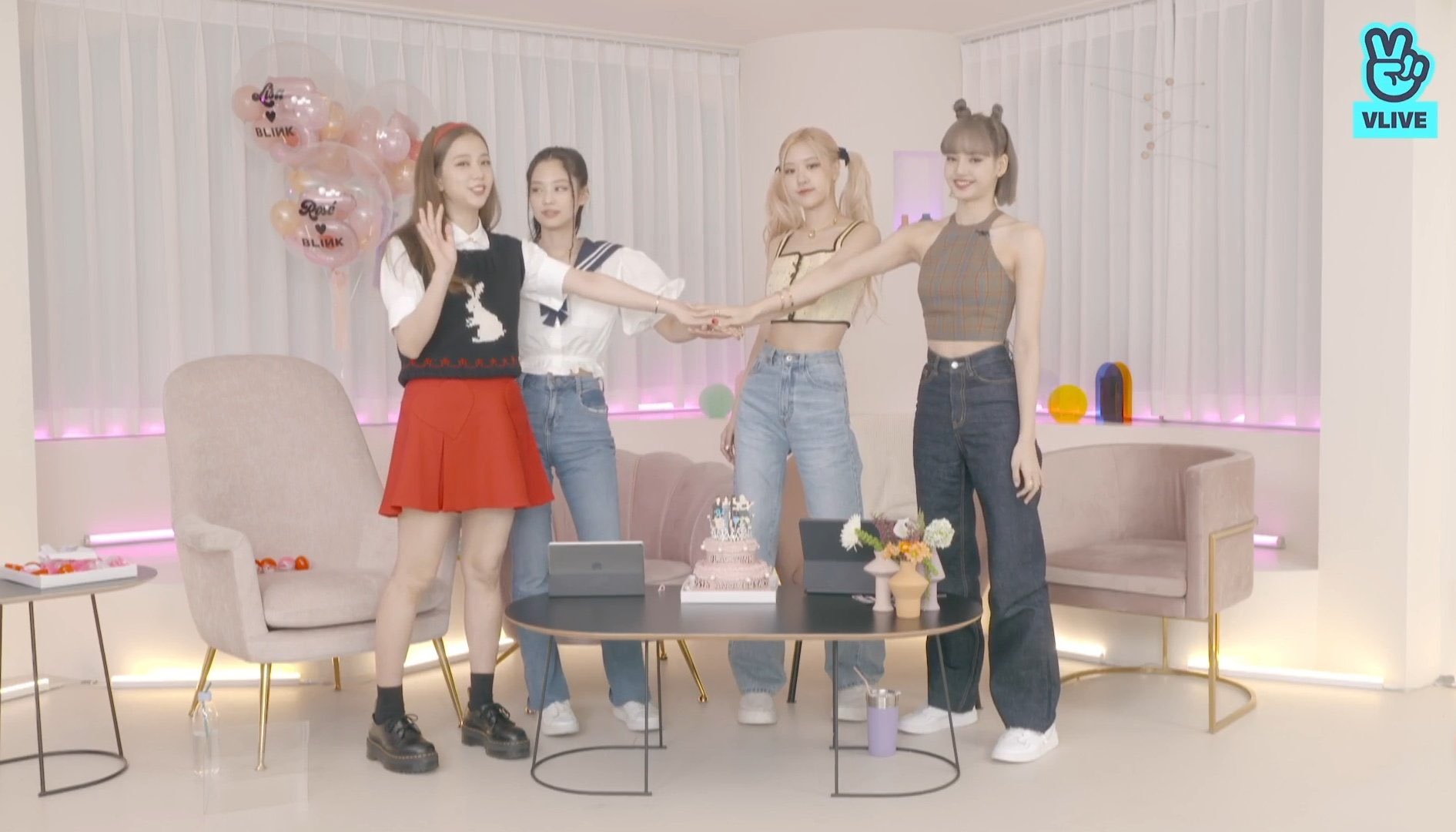 Biết được lai lịch bộ váy mới của Jennie là fan nào cũng rưng rưng xúc động, đỉnh cao hiểu fan là đây chứ đâu - Ảnh 1. Jennie ảnh mới