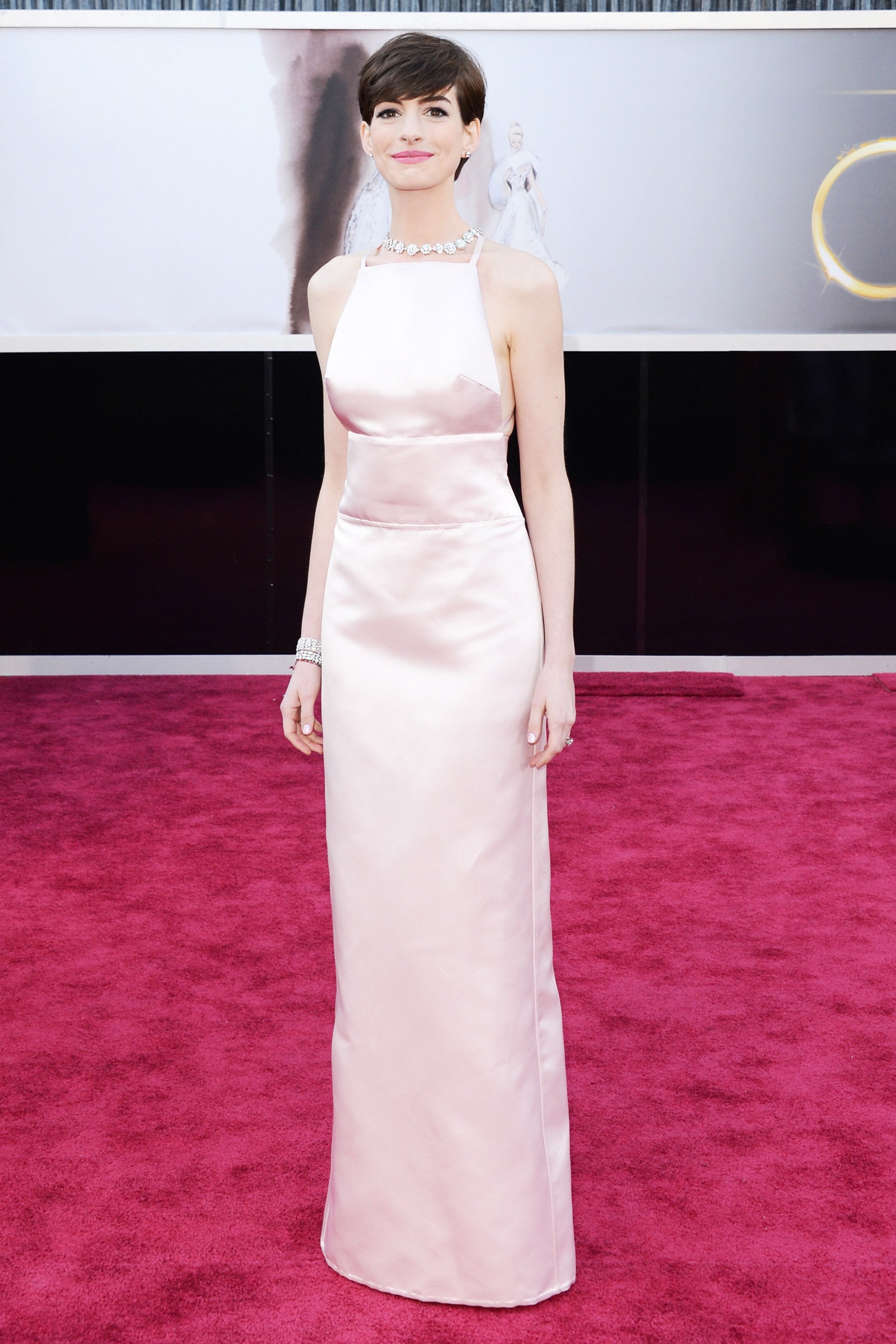 Drama váy vóc tại Oscar 2013 giữa Anne Hathaway và Amanda Seyfried
