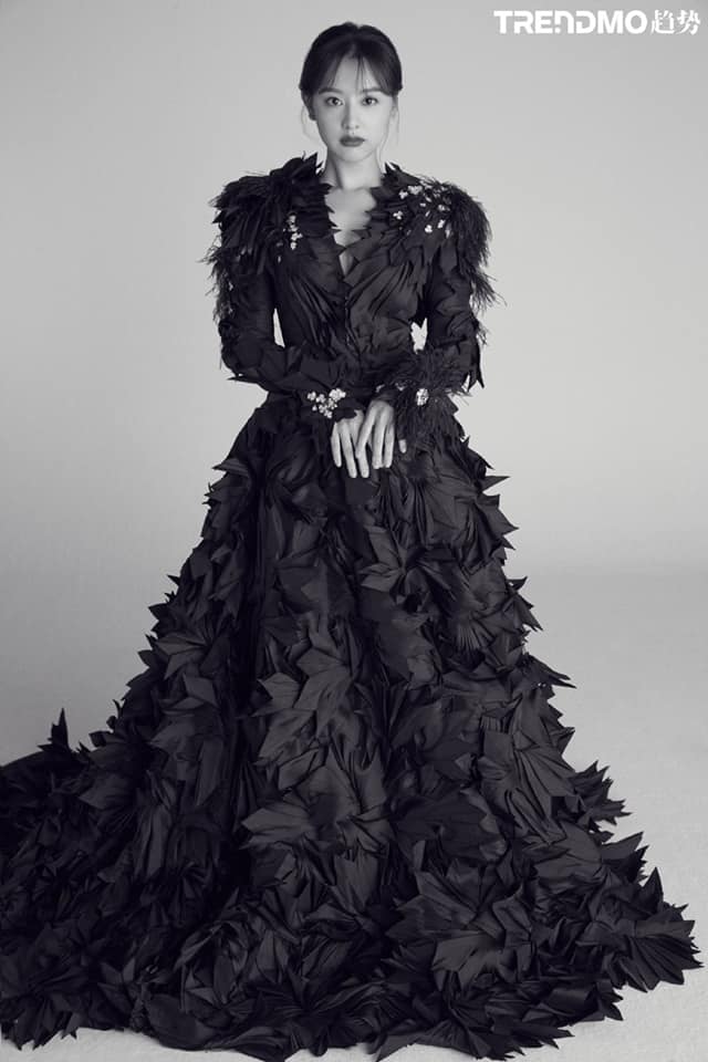 Rosé (Black Pink) chơi chiêu với váy áo khiến cả mỹ nhân "Hậu Duệ Mặt Trời" phải thua về mọi mặt - Ảnh 4. Rosé, Black Pink, How You Like That, Kim Ji Won, Hậu Duệ Mặt Trời, sao đụng hàng