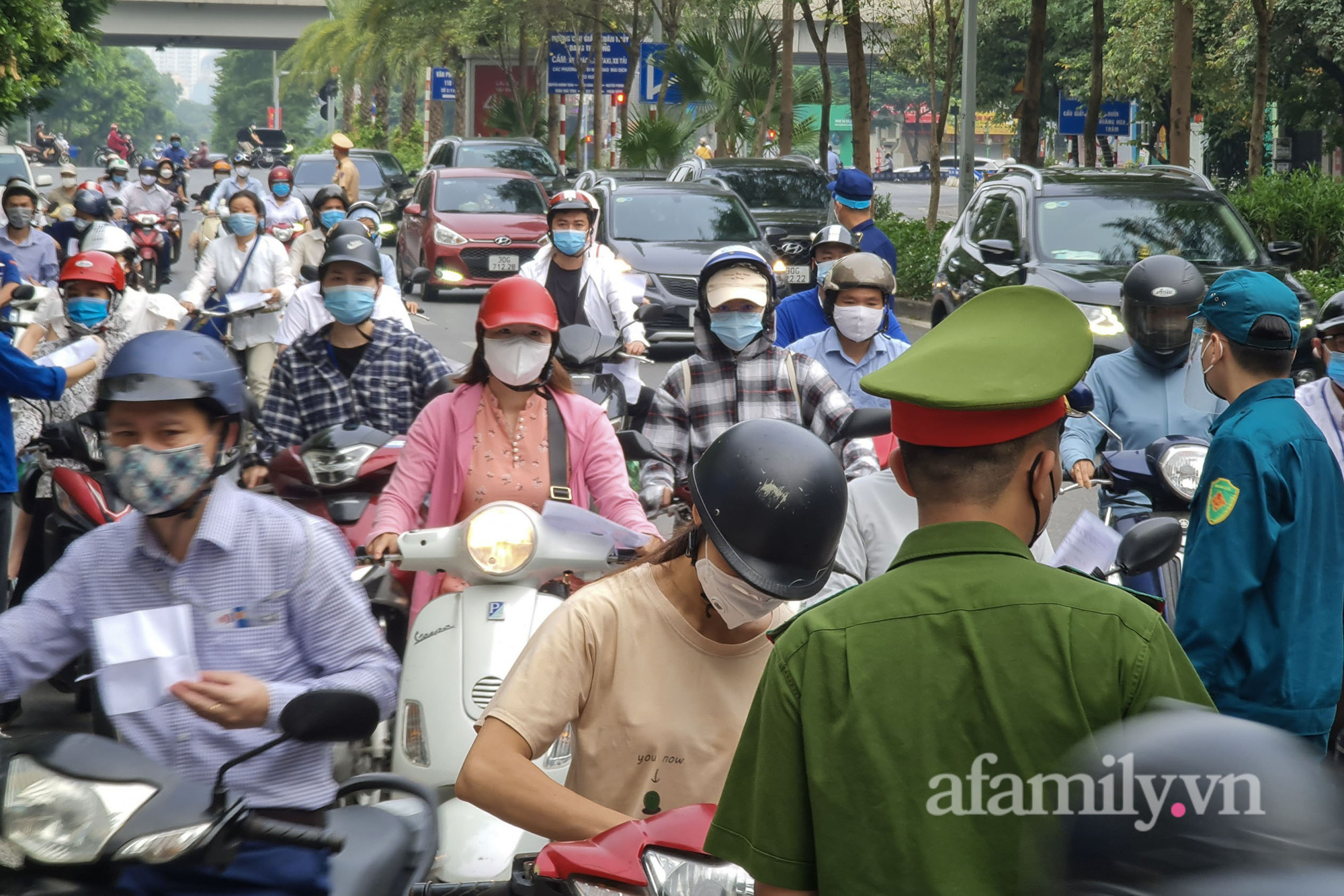 Hà Nội: Ùn ứ phương tiện tại chốt kiểm soát ngày đầu siết chặt lý do ra đường - Ảnh 8.