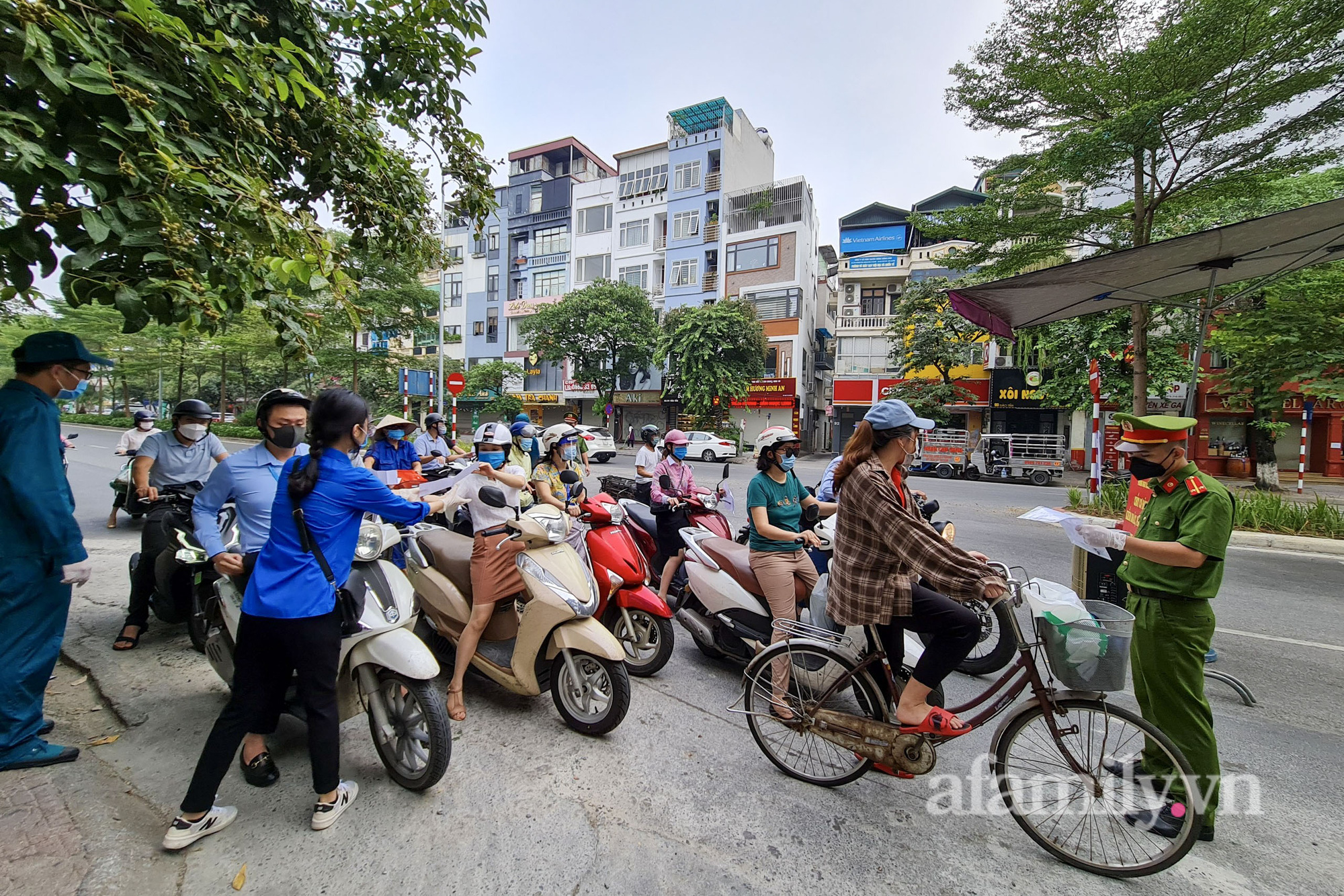 Hà Nội: Ùn ứ phương tiện tại chốt kiểm soát ngày đầu siết chặt lý do ra đường - Ảnh 10.