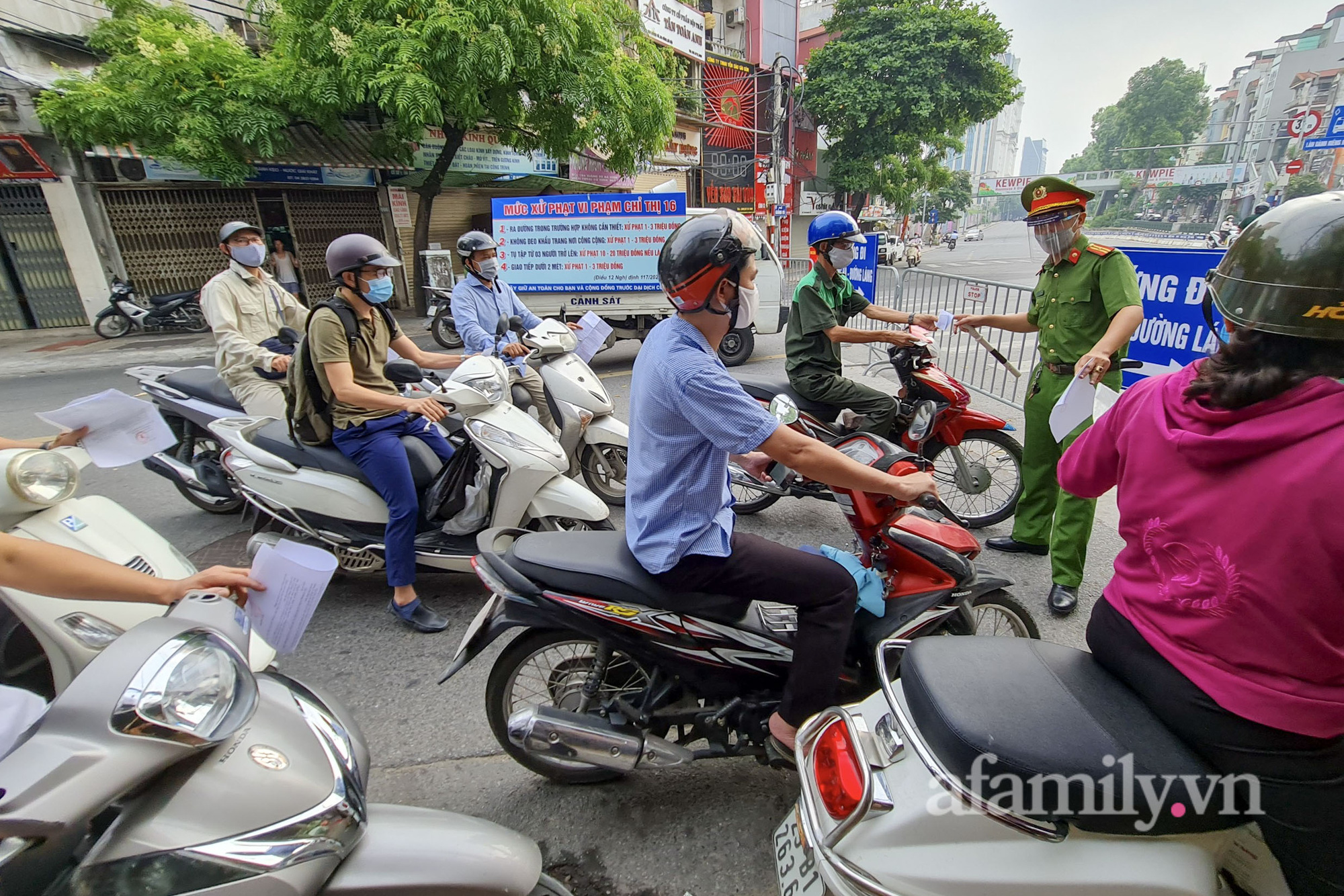 Hà Nội: Ùn ứ phương tiện tại chốt kiểm soát ngày đầu siết chặt lý do ra đường - Ảnh 12.