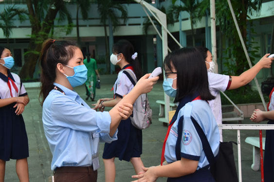 Gần 700.000 học sinh TP HCM v&agrave;o năm học mới - Ảnh 1.