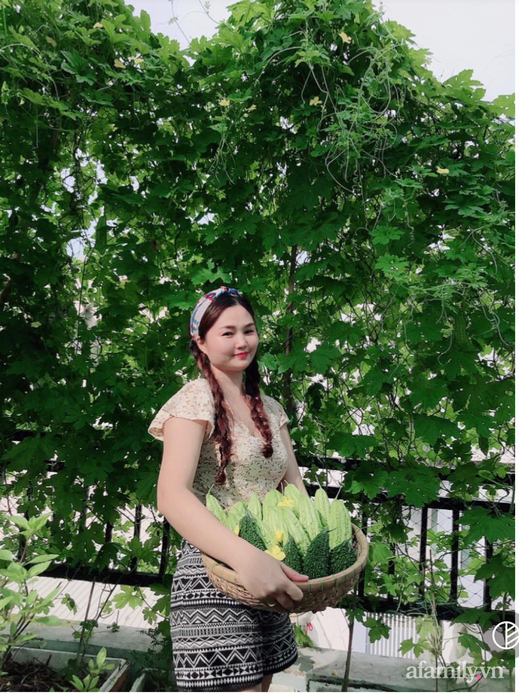 Khu vườn đầy ắp rau xanh trái ngọt giúp mẹ đảm hai con &quot;chia ngọt sẻ bùi&quot; cho người xung quanh ở Sài Gòn - Ảnh 1.