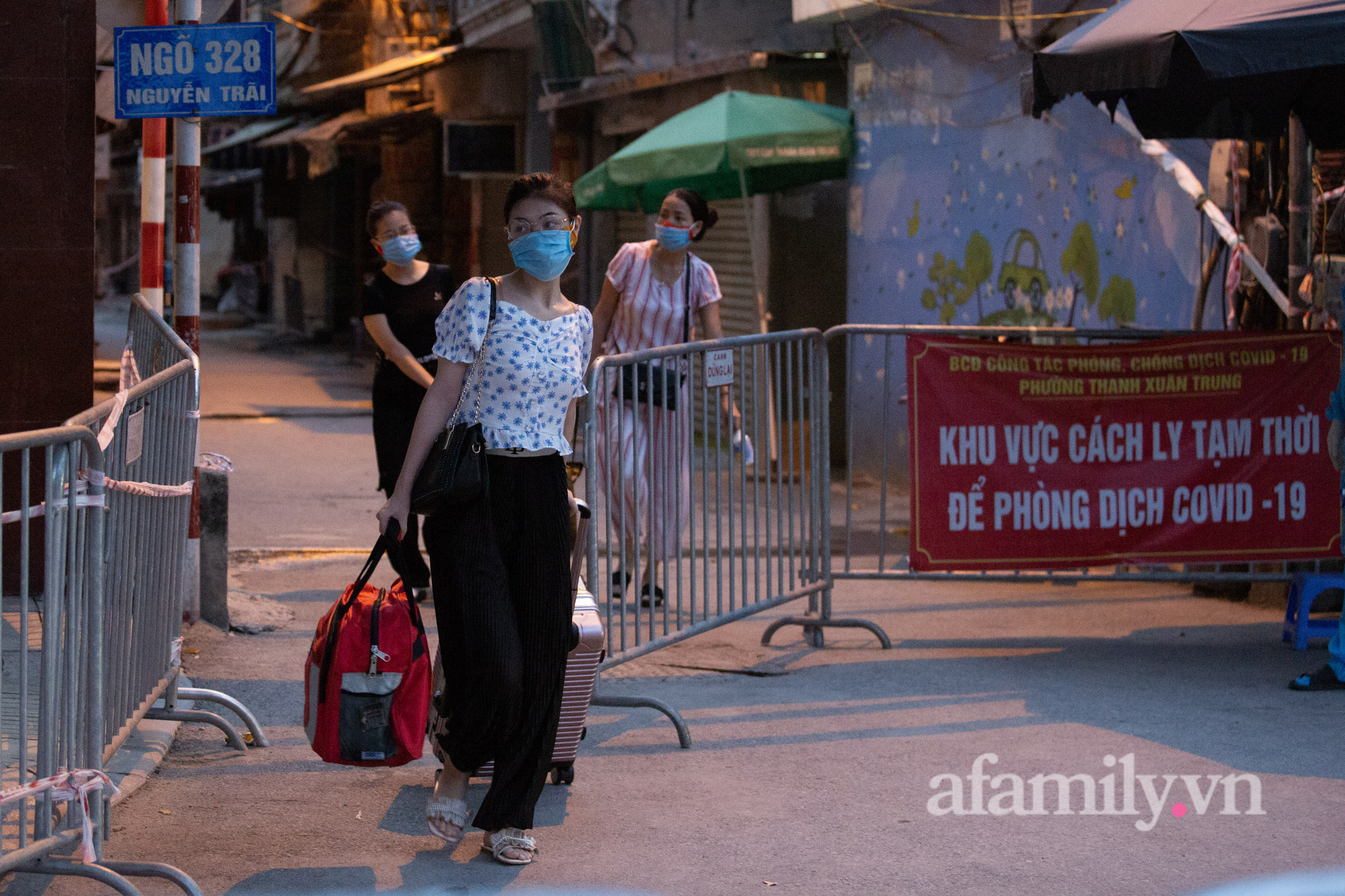 Chùm ảnh: Di chuyển người dân ra khỏi &quot;ổ dịch&quot; Thanh Xuân Trung nóng nhất Hà Nội - Ảnh 11.