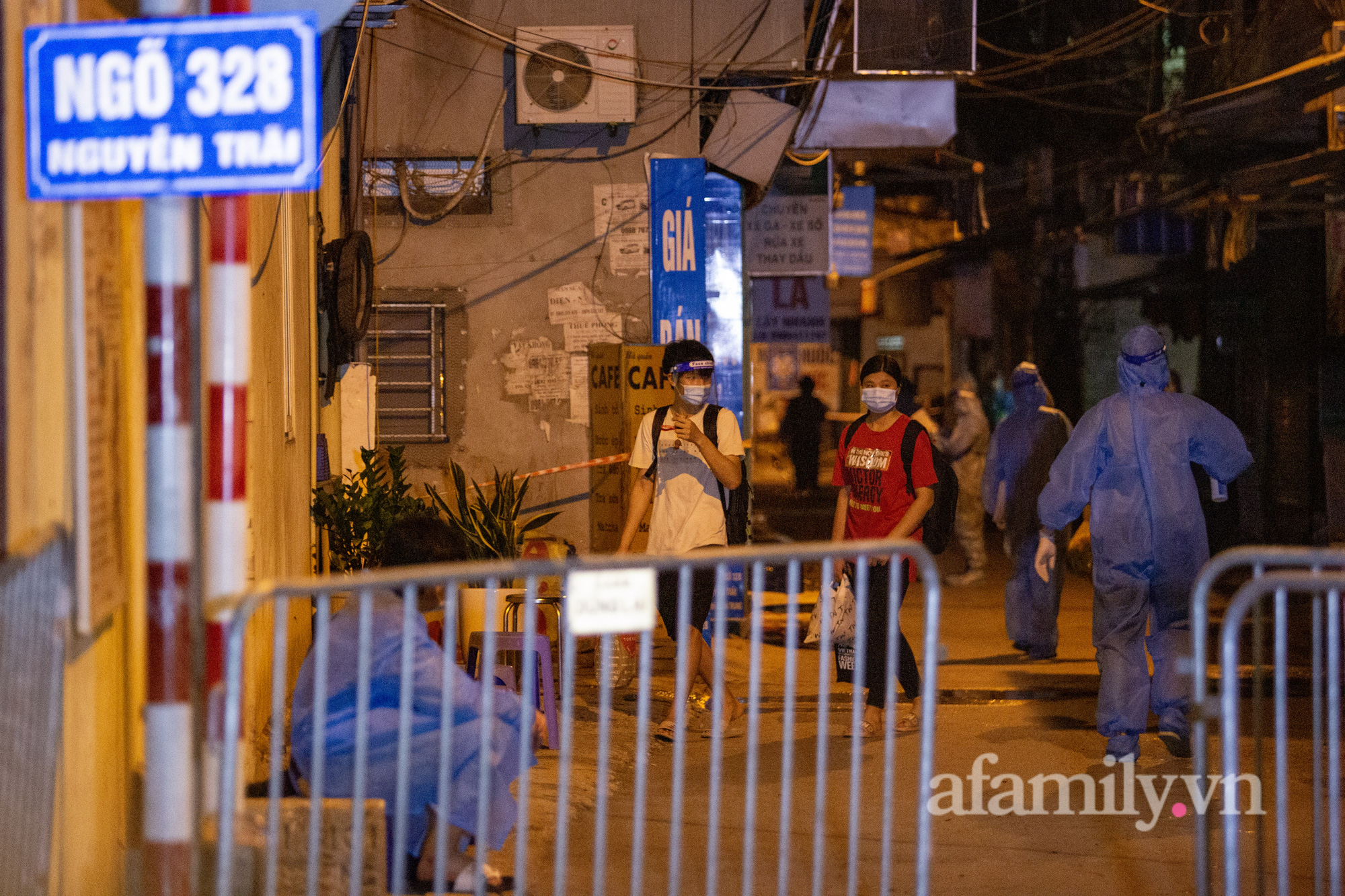 Chùm ảnh: Di chuyển người dân ra khỏi &quot;ổ dịch&quot; Thanh Xuân Trung nóng nhất Hà Nội - Ảnh 10.