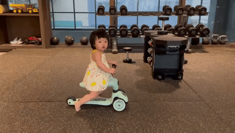 Mới hơn 1 tuổi, con gái Cường Đô La đã tự mình đạp xe, chẳng mấy chốc mà ngồi siêu xe giống bố - Ảnh 2.