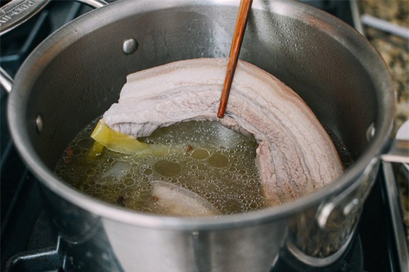 Trước khi luộc thịt, nhiều người thường l&agrave;m th&ecirc;m bước n&agrave;y để loại bỏ chất bẩn, chuy&ecirc;n gia nghe xong chỉ biết lắc đầu! - Ảnh 4.