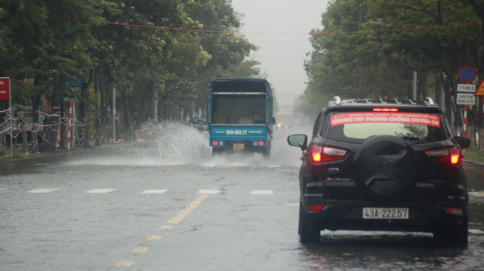 Mưa trắng trời trước giờ bão đổ bộ, đường phố Đà Nẵng biến thành sông - Ảnh 2.