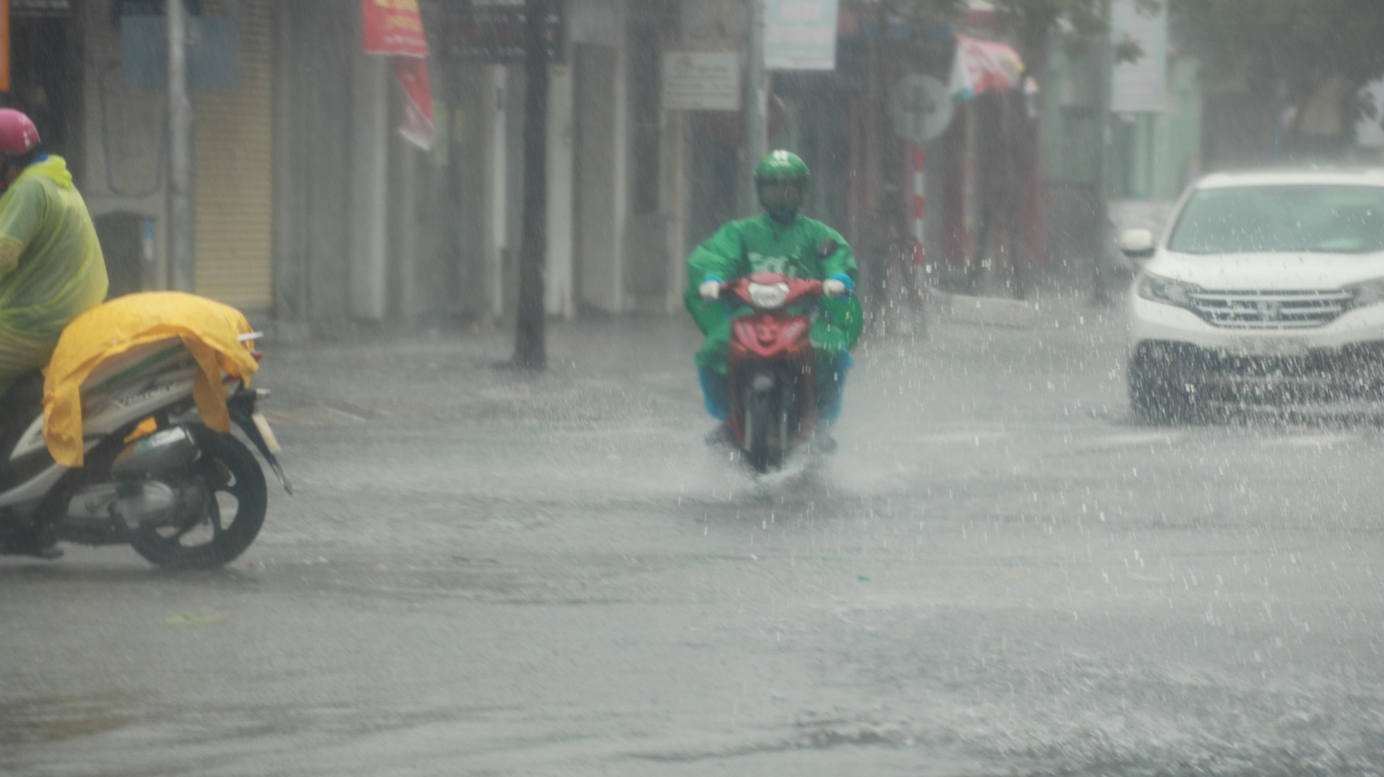 Mưa trắng trời trước giờ bão đổ bộ, đường phố Đà Nẵng biến thành sông - Ảnh 4.