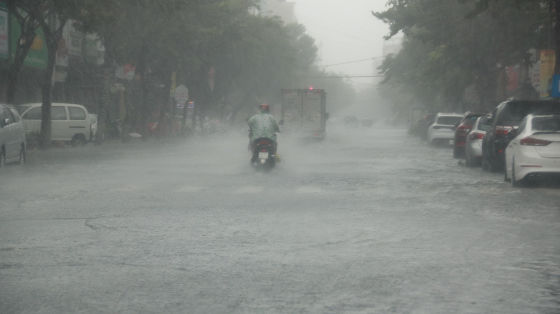 Mưa trắng trời trước giờ bão đổ bộ, đường phố Đà Nẵng biến thành sông - Ảnh 3.