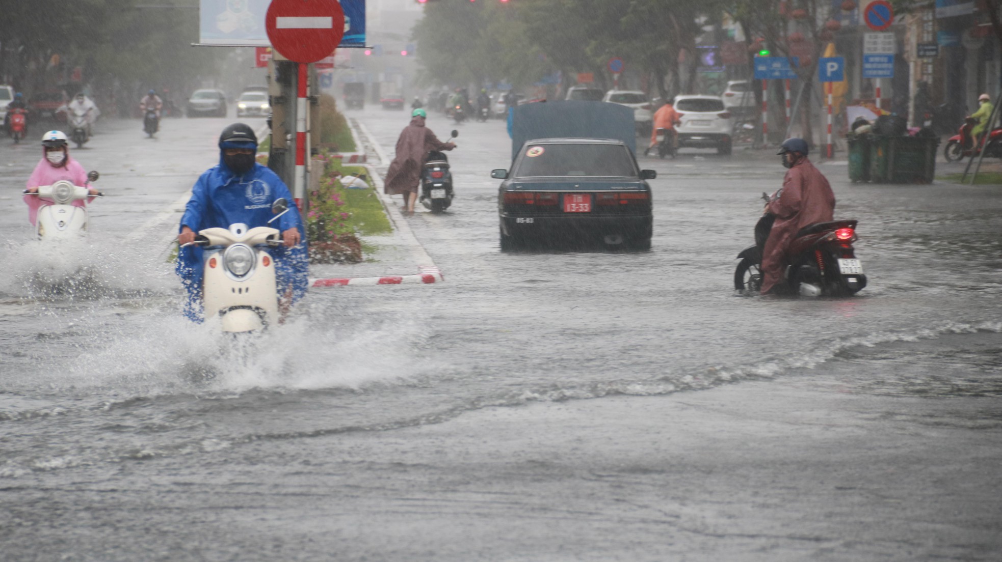 Mưa trắng trời trước giờ bão đổ bộ, đường phố Đà Nẵng biến thành sông - Ảnh 5.