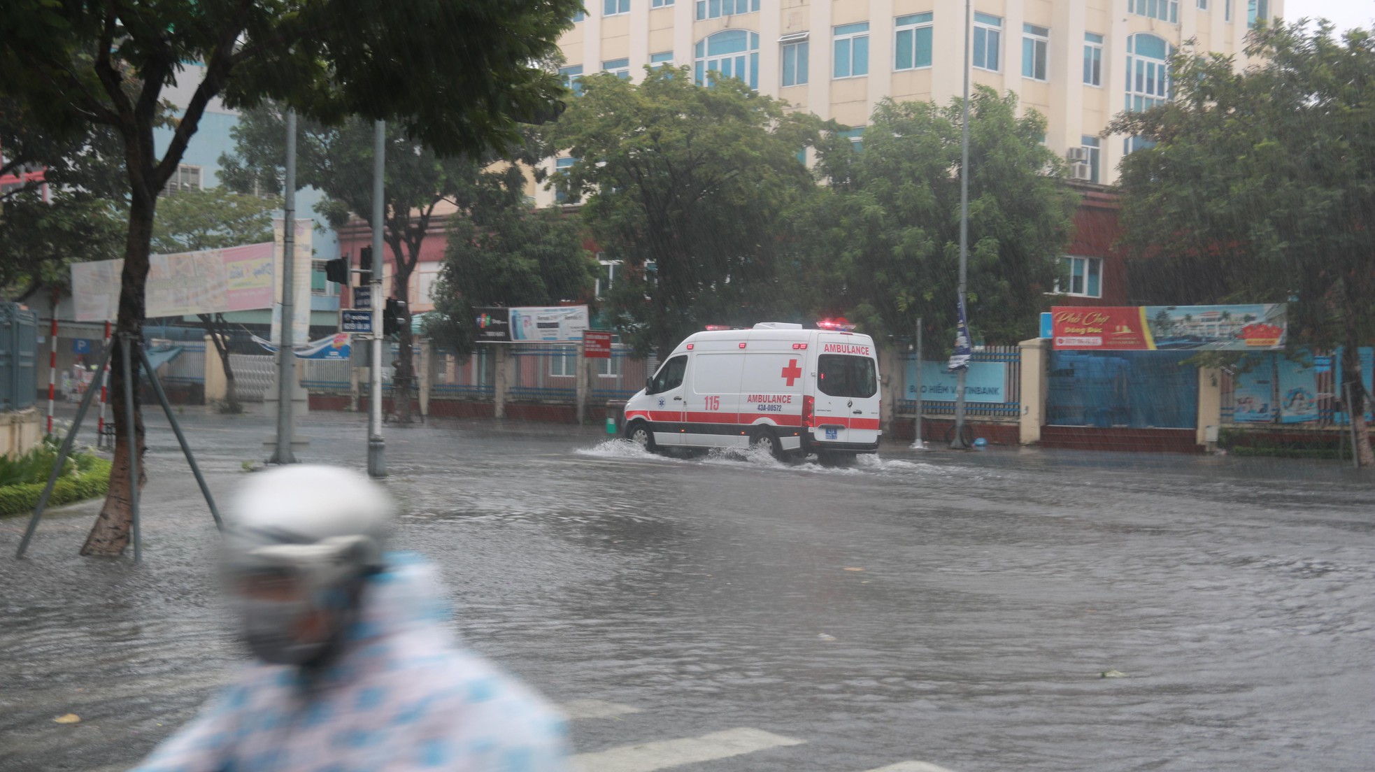 Mưa trắng trời trước giờ bão đổ bộ, đường phố Đà Nẵng biến thành sông - Ảnh 6.