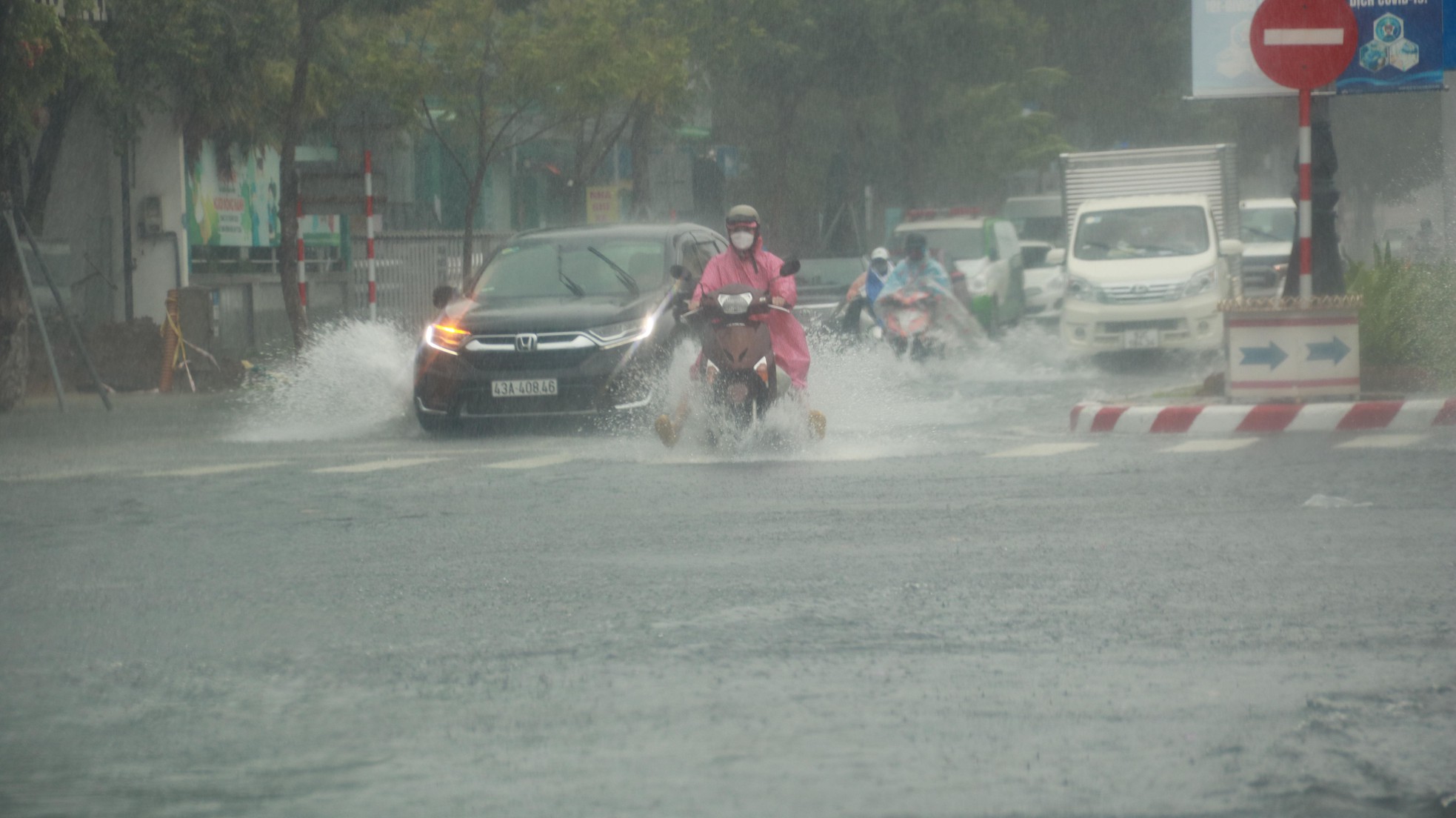 Mưa trắng trời trước giờ bão đổ bộ, đường phố Đà Nẵng biến thành sông - Ảnh 7.