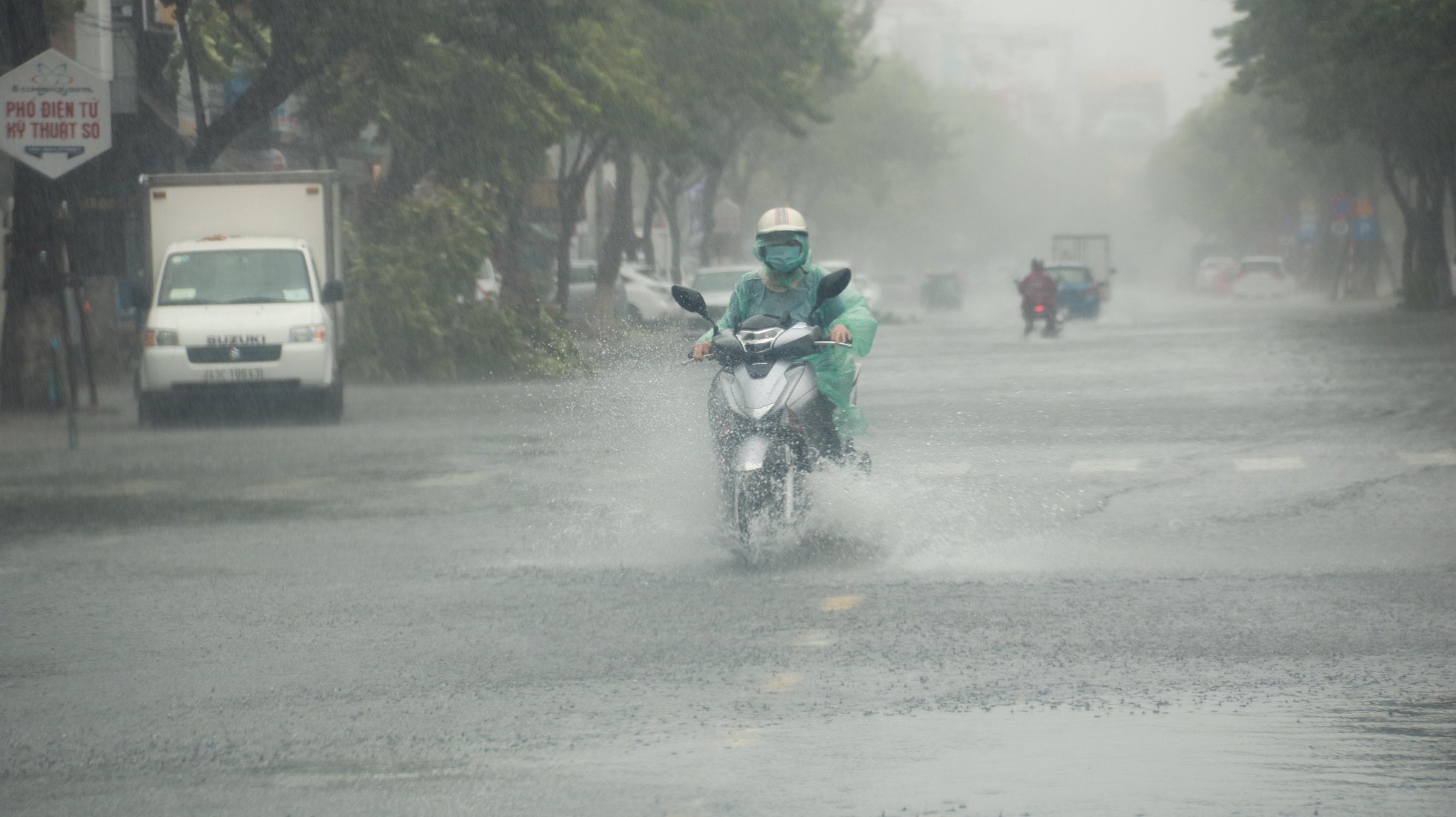 Mưa trắng trời trước giờ bão đổ bộ, đường phố Đà Nẵng biến thành sông - Ảnh 9.