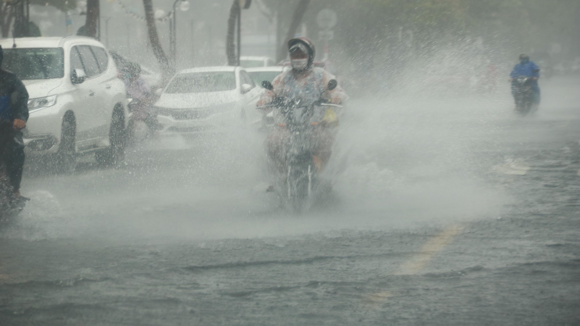Mưa trắng trời trước giờ bão đổ bộ, đường phố Đà Nẵng biến thành sông - Ảnh 8.