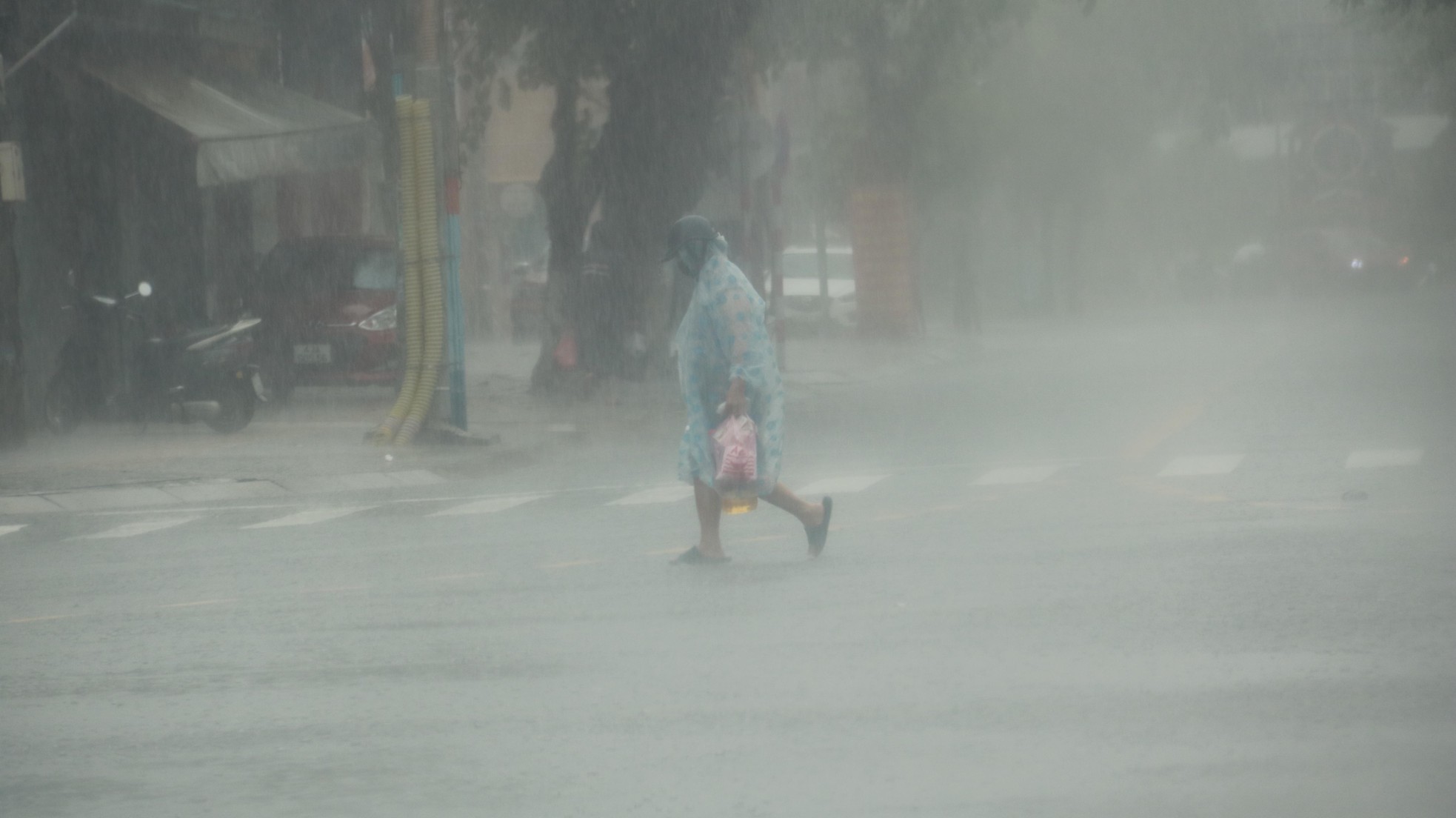 Mưa trắng trời trước giờ bão đổ bộ, đường phố Đà Nẵng biến thành sông - Ảnh 1.
