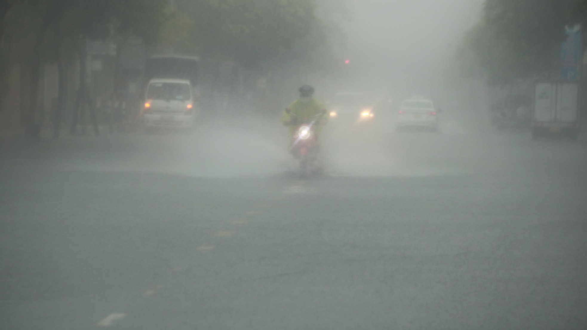 Mưa trắng trời trước giờ bão đổ bộ, đường phố Đà Nẵng biến thành sông - Ảnh 10.