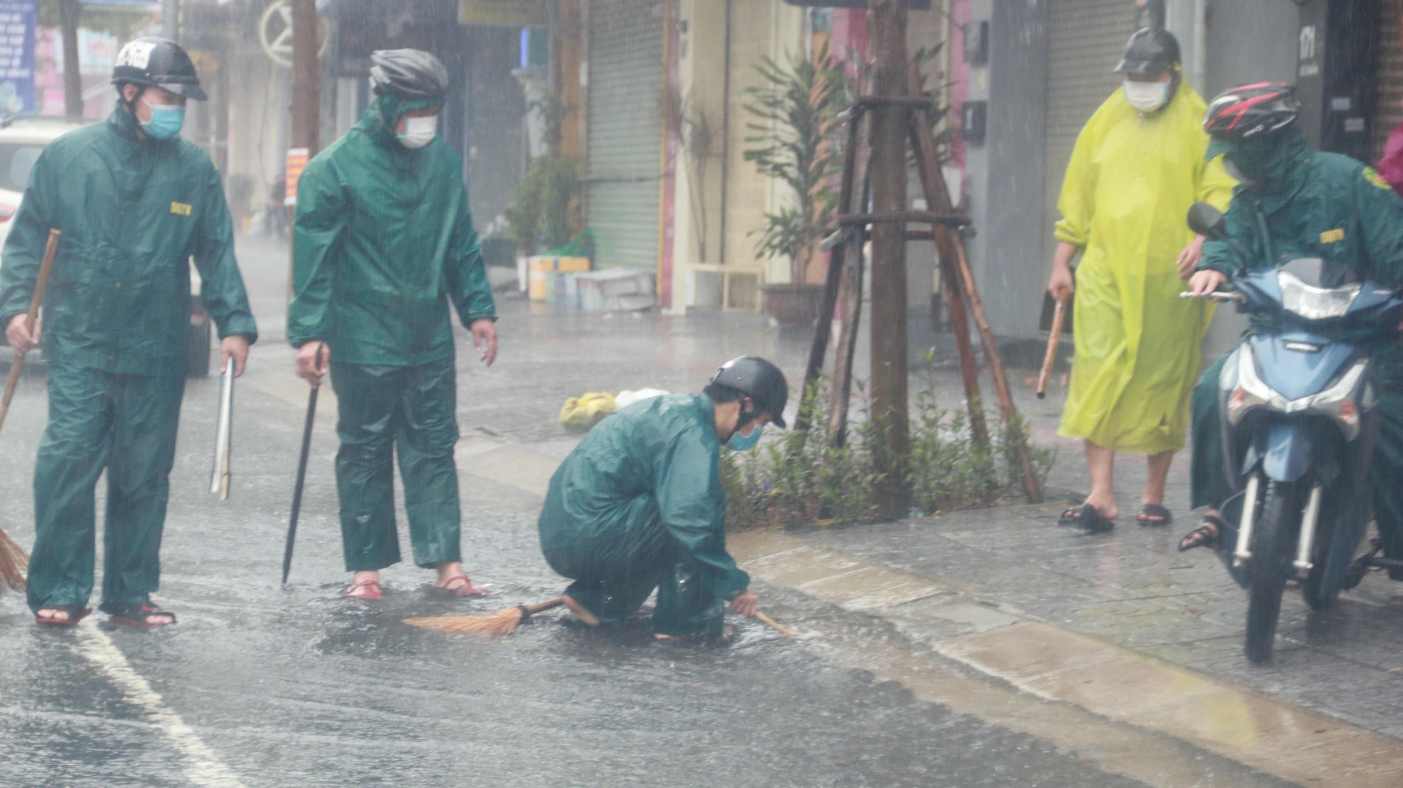 Mưa trắng trời trước giờ bão đổ bộ, đường phố Đà Nẵng biến thành sông - Ảnh 11.