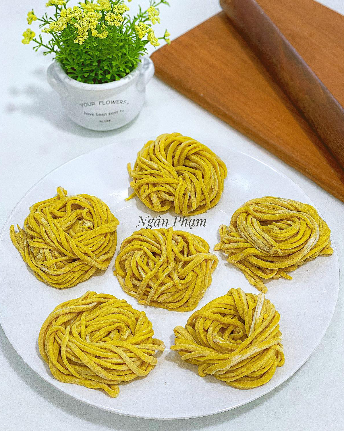 "Hot hòn họt" cách làm sợi mì tươi và lá hoành thánh dai ngon tại nhà chẳng cần đến máy cán bột - Ảnh 10. "Hot hòn họt" cách làm sợi mì tươi và lá hoành thánh dai ngon tại nhà chẳng cần đến máy cán bột - Ảnh 10.