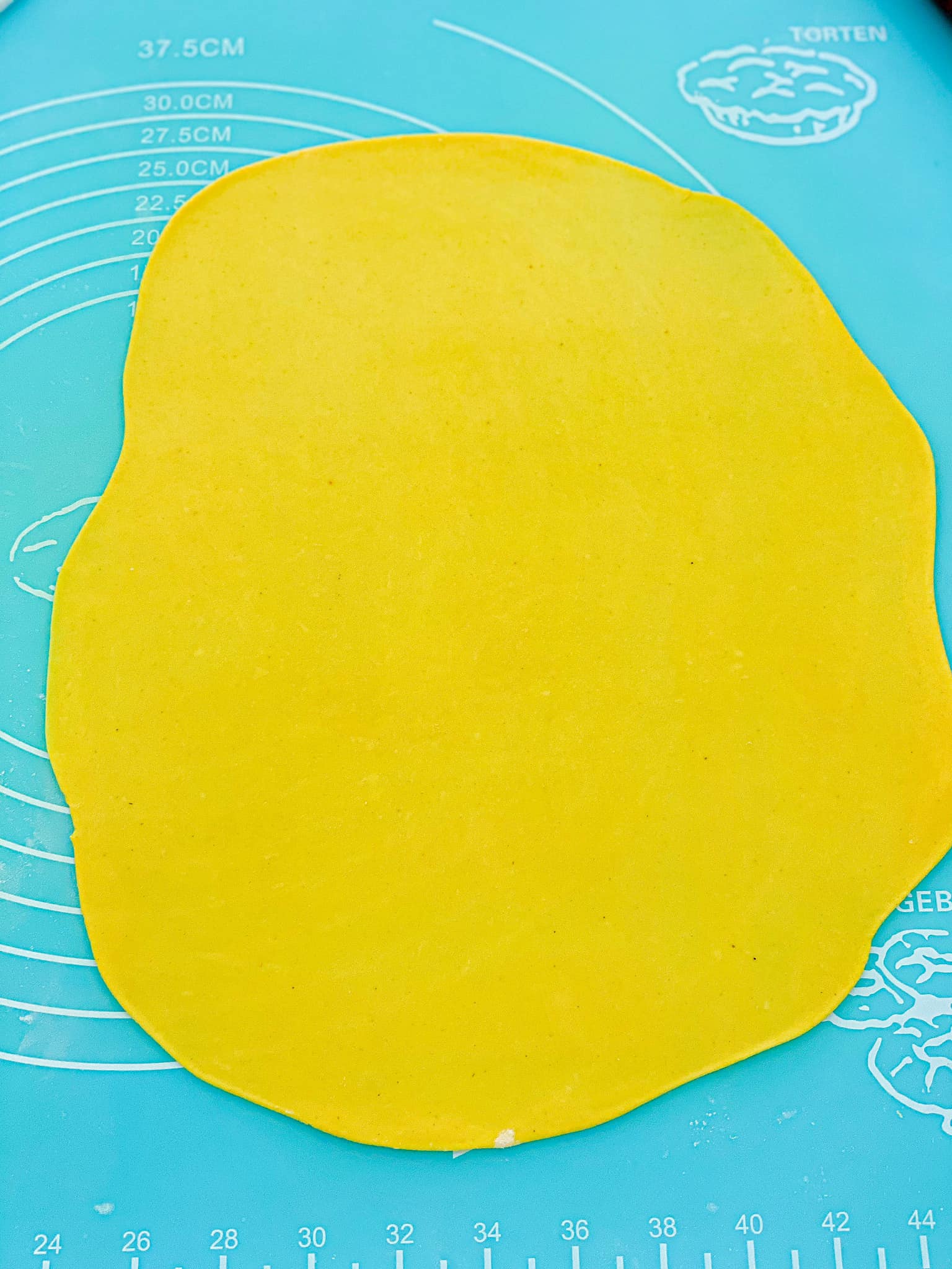 "Hot hòn họt" cách làm sợi mì tươi và lá hoành thánh dai ngon tại nhà chẳng cần đến máy cán bột - Ảnh 5. "Hot hòn họt" cách làm sợi mì tươi và lá hoành thánh dai ngon tại nhà chẳng cần đến máy cán bột - Ảnh 5.