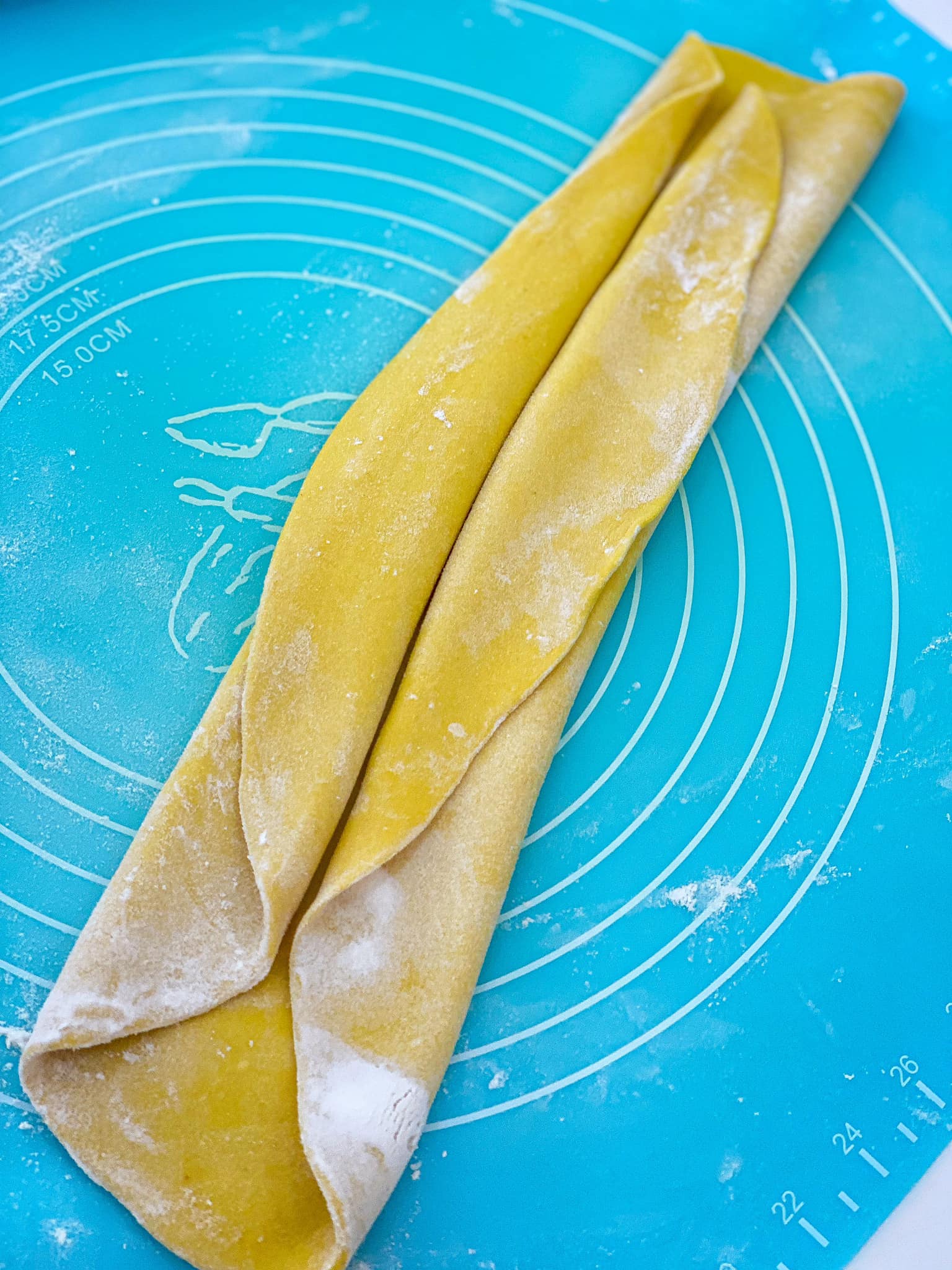 "Hot hòn họt" cách làm sợi mì tươi và lá hoành thánh dai ngon tại nhà chẳng cần đến máy cán bột - Ảnh 7. "Hot hòn họt" cách làm sợi mì tươi và lá hoành thánh dai ngon tại nhà chẳng cần đến máy cán bột - Ảnh 7.