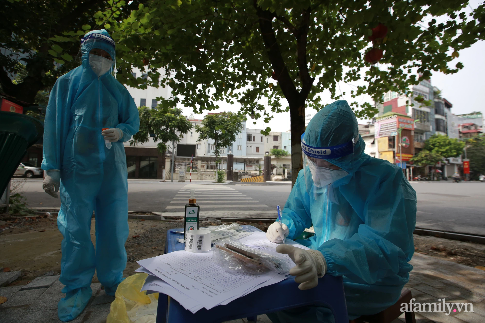Quận đầu tiên ở Hà Nội hoàn thành kế hoạch xét nghiệm diện rộng và tiêm vaccine phòng Covid-19 - Ảnh 1.