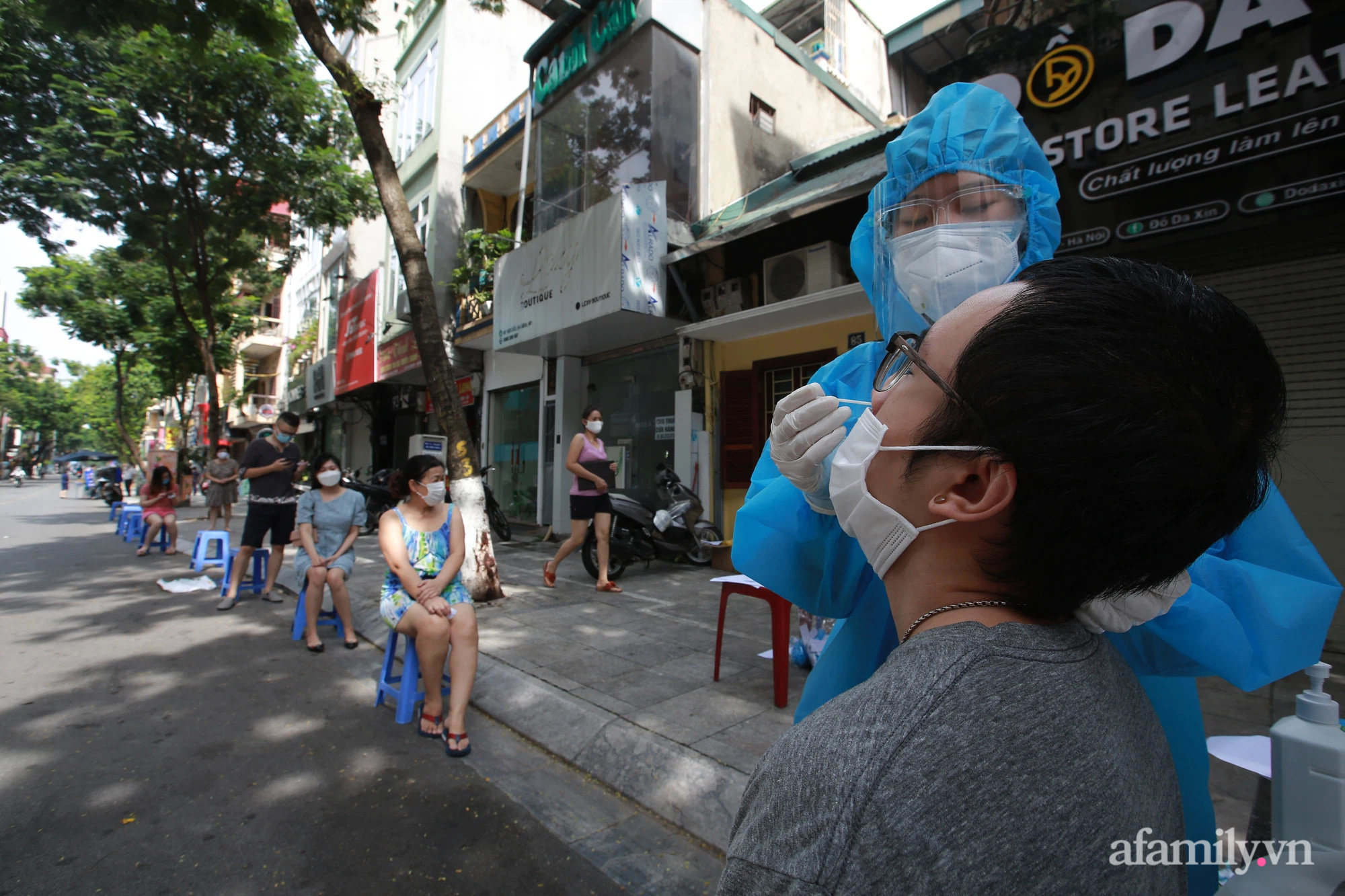 Quận đầu tiên ở Hà Nội hoàn thành kế hoạch xét nghiệm diện rộng và tiêm vaccine phòng Covid-19 - Ảnh 2.