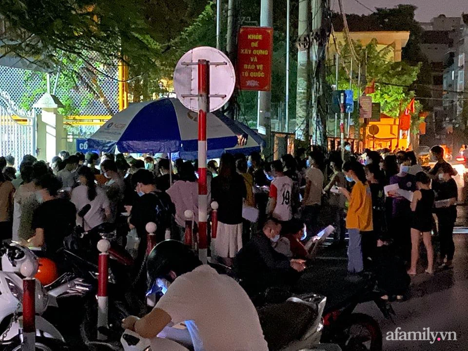 Bí thư Hà Nội yêu cầu làm rõ sau vụ chen lấn, tập trung đông người tiêm vaccine ở phường Trung Văn - Ảnh 1.