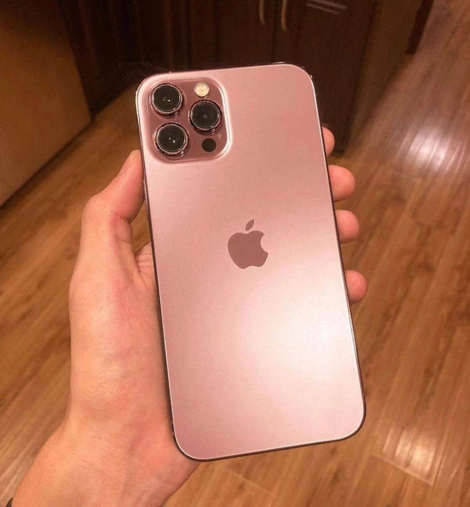 Hãy cùng trải nghiệm sức hút của màu hồng và vàng rực rỡ trên iPhone 13 phiên bản PINK ROSE. Với thiết kế đẹp mắt và tính năng vô cùng tuyệt vời, sản phẩm này chắc chắn sẽ là sự lựa chọn hoàn hảo cho bạn.