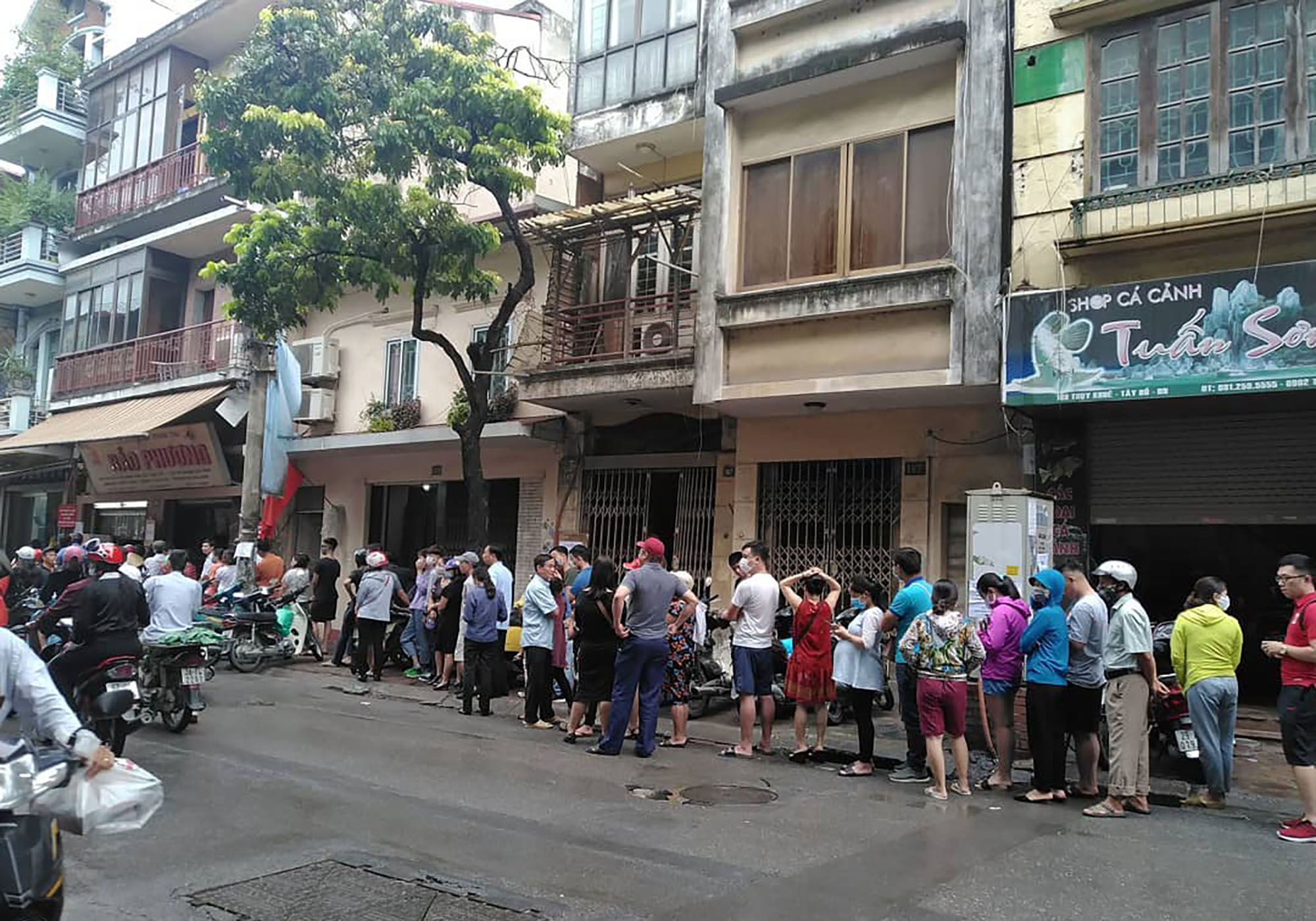 Các hàng quán ở hai thành phố lớn hoạt động trở lại nhưng nhiều quán quen vẫn im lìm, trung thu năm nay có thể ở nhà đặt bánh, không cần chen lấn - Ảnh 12. Các hàng quán ở hai thành phố lớn hoạt động trở lại nhưng nhiều quán quen vẫn im lìm, trung thu năm nay có thể ở nhà đặt bánh, không cần chen lấn - Ảnh 12.