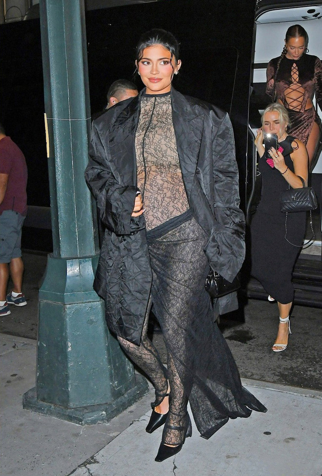 Không cần đến Met Gala, Kylie Jenner vẫn khiến công chúng điên đảo với thời trang mẹ bầu đỉnh cao - Ảnh 1.
