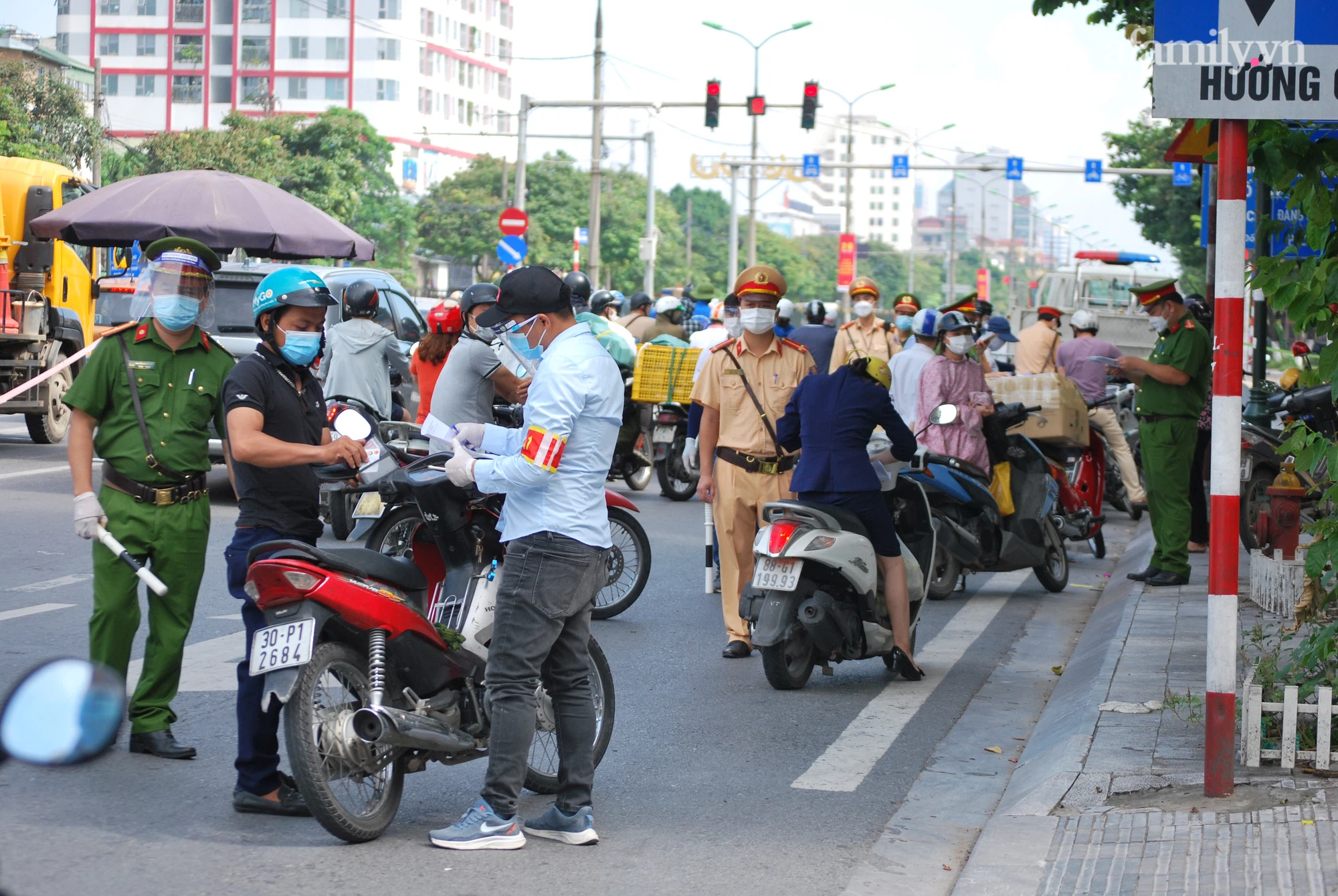 Từ 12h00 ngày mai, cơ sở kinh doanh dịch vụ ăn uống ở Hà Nội được mở cửa trở lại, chỉ bán hàng mang về - Ảnh 1.