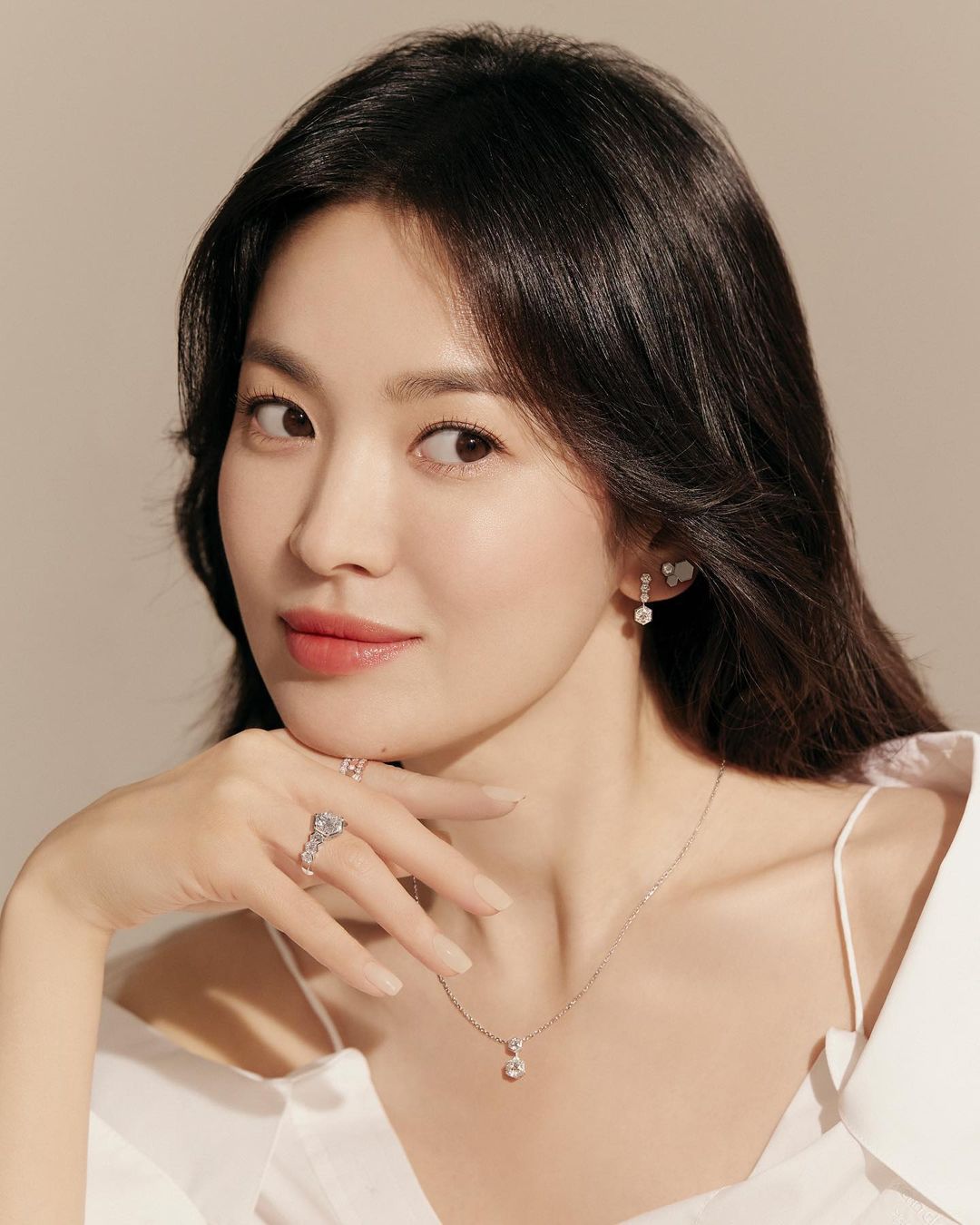 Song Hye Kyo tung ảnh quảng cáo trang sức, netizen phán ngay: Chị làm hàng hiệu lu mờ rồi! - Ảnh 2.