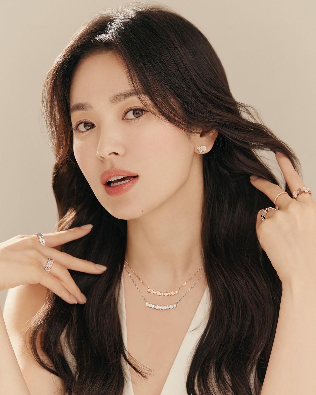 Song Hye Kyo tung ảnh quảng cáo trang sức, netizen phán ngay: Chị làm hàng hiệu lu mờ rồi! - Ảnh 6.