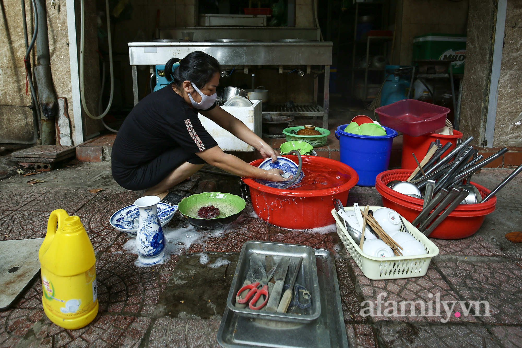 Người Hà Nội vui như Tết khi hàng quán được mở cửa trở lại - Ảnh 1.