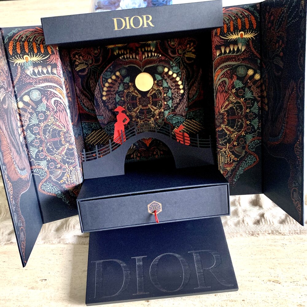 Bên trong hộp bánh Trung thu của hãng Dior Louis Vuitton có gì