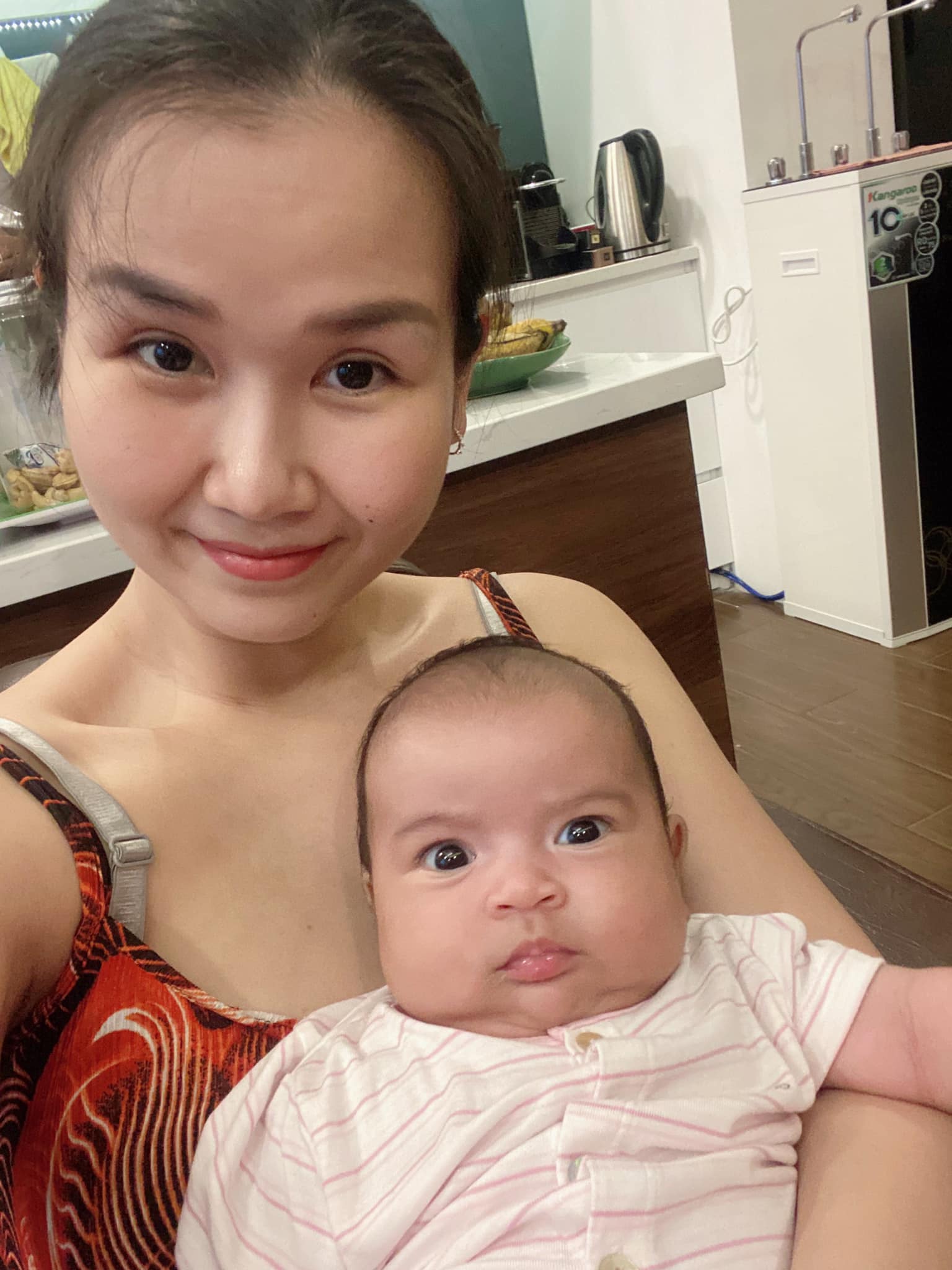 Võ Hạ Trâm Hí Hửng Chụp Ảnh Cùng Con Gái, Nào Ngờ