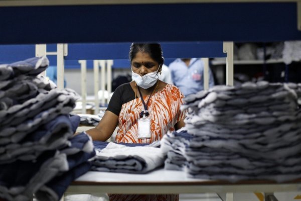 Phụ nữ Ấn Độ đấu tranh ‘quyền được ngồi’ khi làm việc - Ảnh 1.