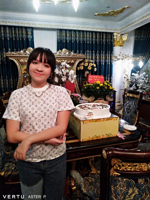 Con gái CEO Đại Nam cùng mẹ &quot;comeback&quot; trong tiệc sinh nhật, chiếc áo cô bé mặc có giá ngất ngưởng - Ảnh 1.