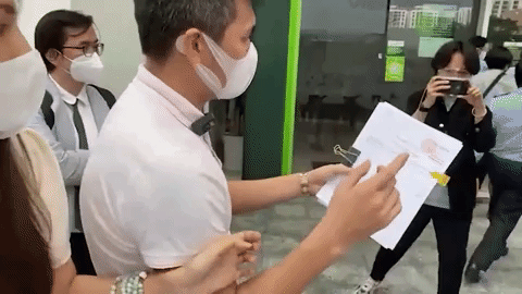 Công Vinh hất tay còn "mắng" Thủy Tiên trước mặt mọi người - Ảnh 3.